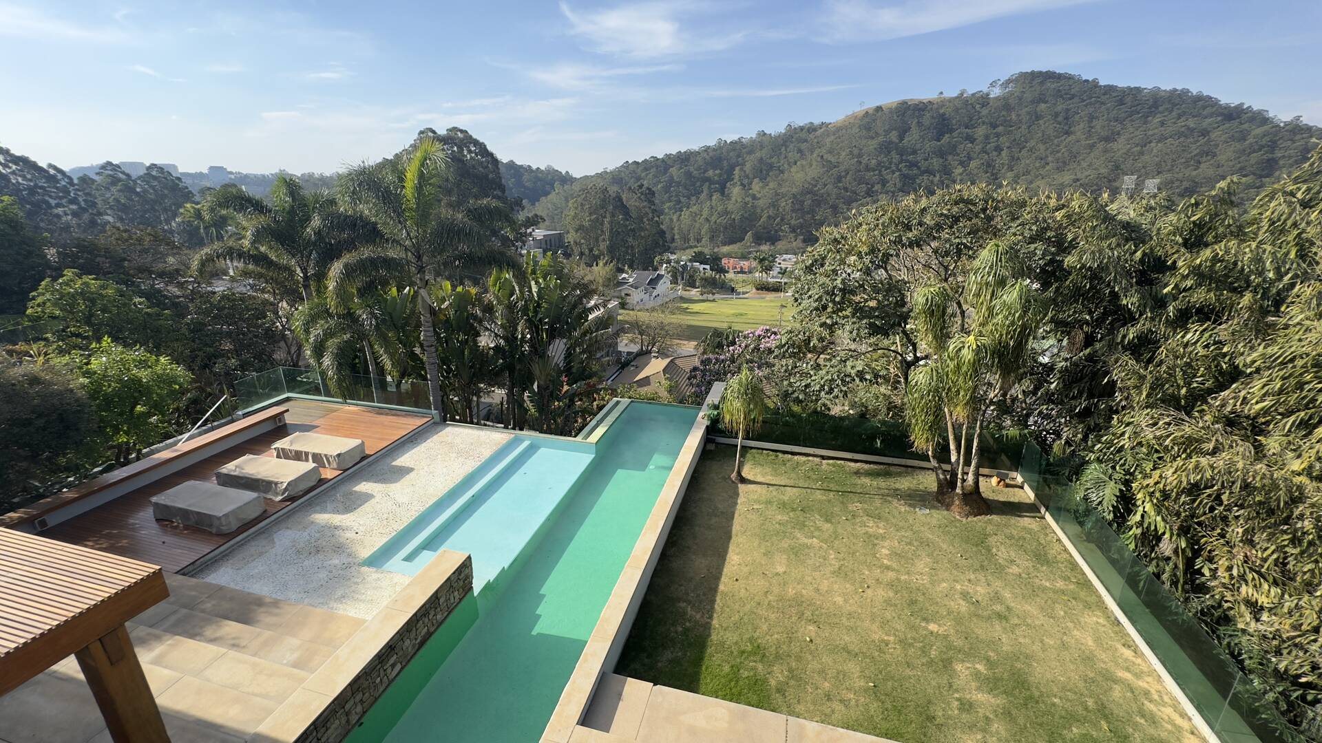 Casa Contemporânea com Vista Permanente, Piscina com Raia e Projeto Autoral em Alphaville