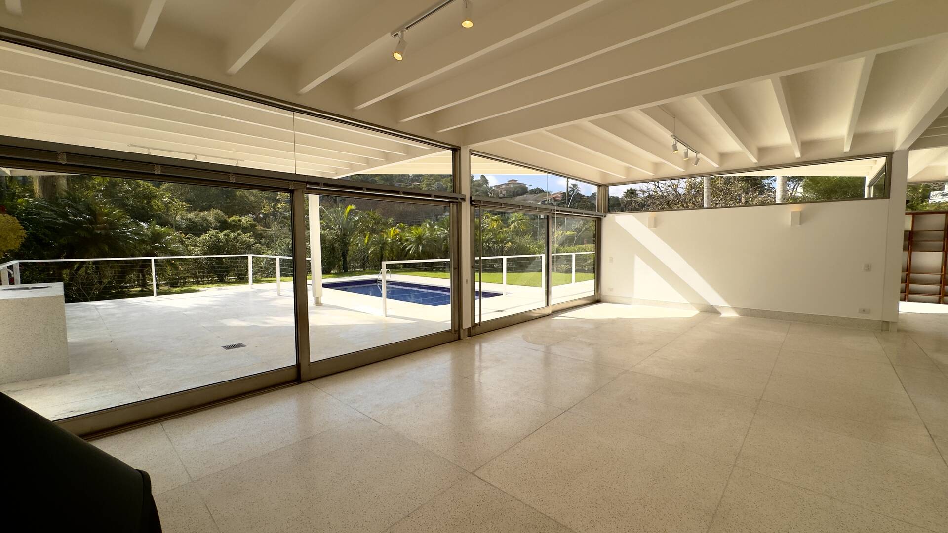 Residência Assinada por George Mills no Tamboré 1 com Arquitetura Autoral e 1.525 m² de Terreno