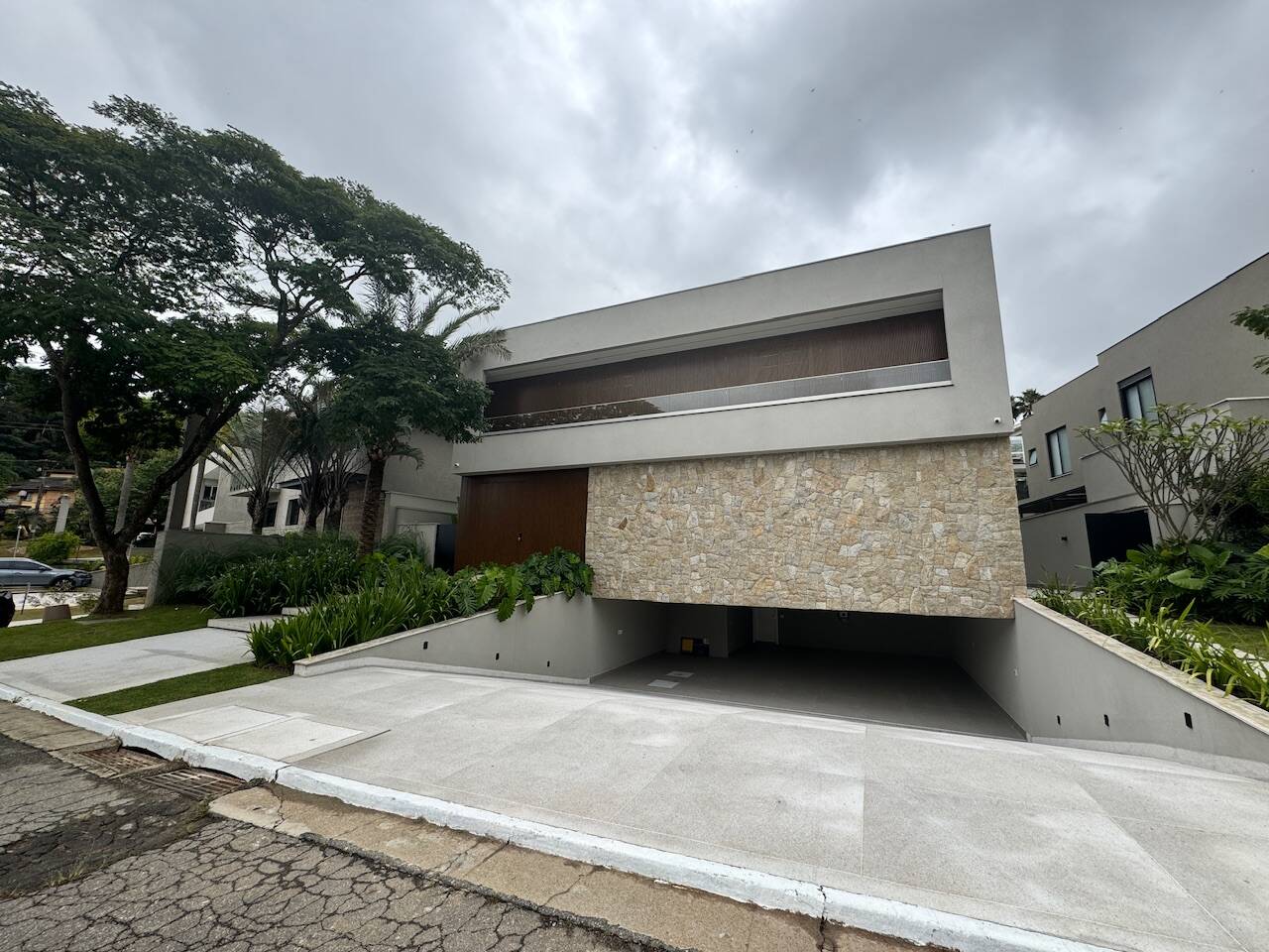 Casa de Alto Padrão com Elevador e Área Gourmet Integrada em Alphaville