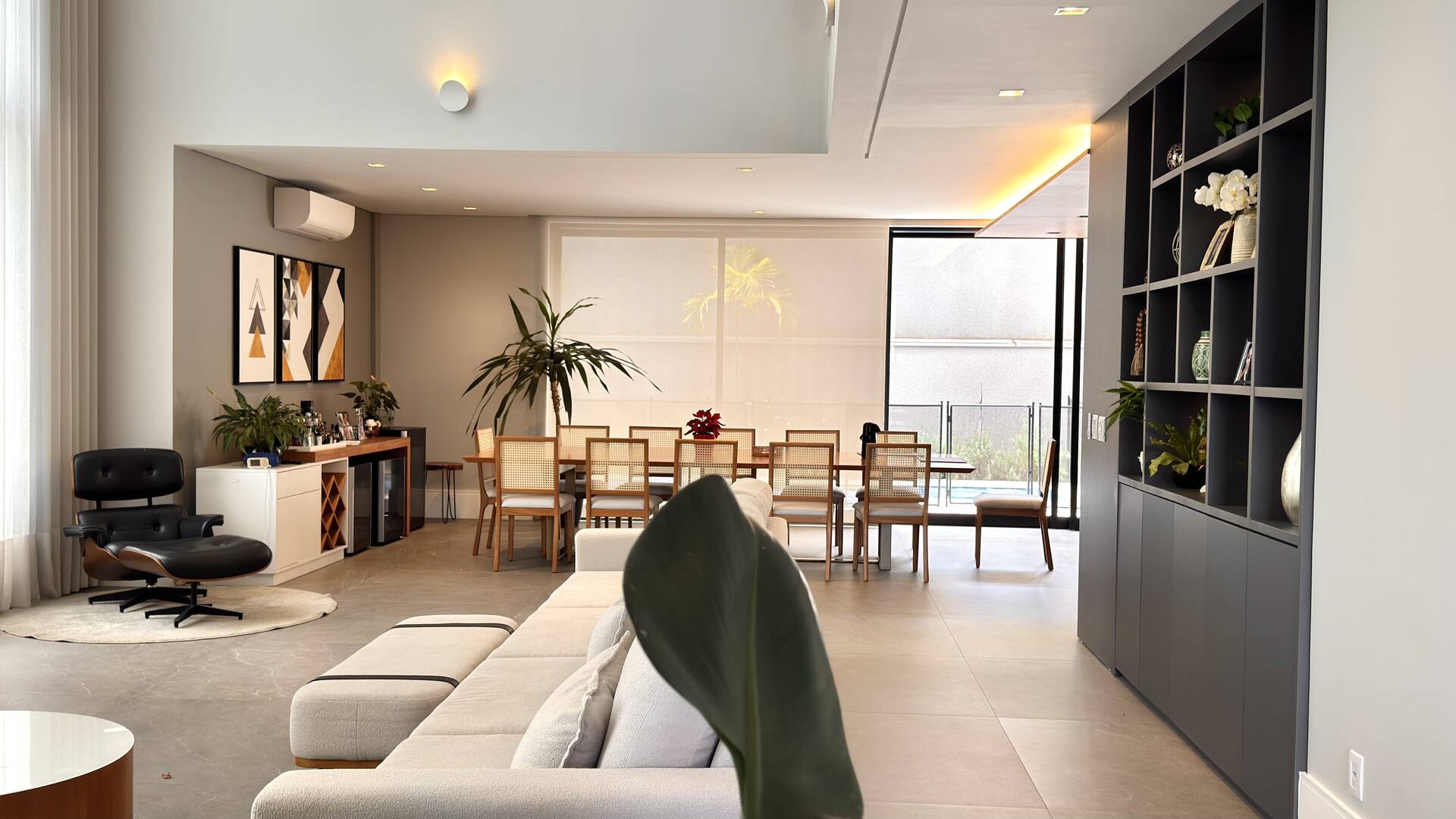 Casa Nova e Atemporal com 4 Suítes no Residencial Gênesis 1 | Alphaville