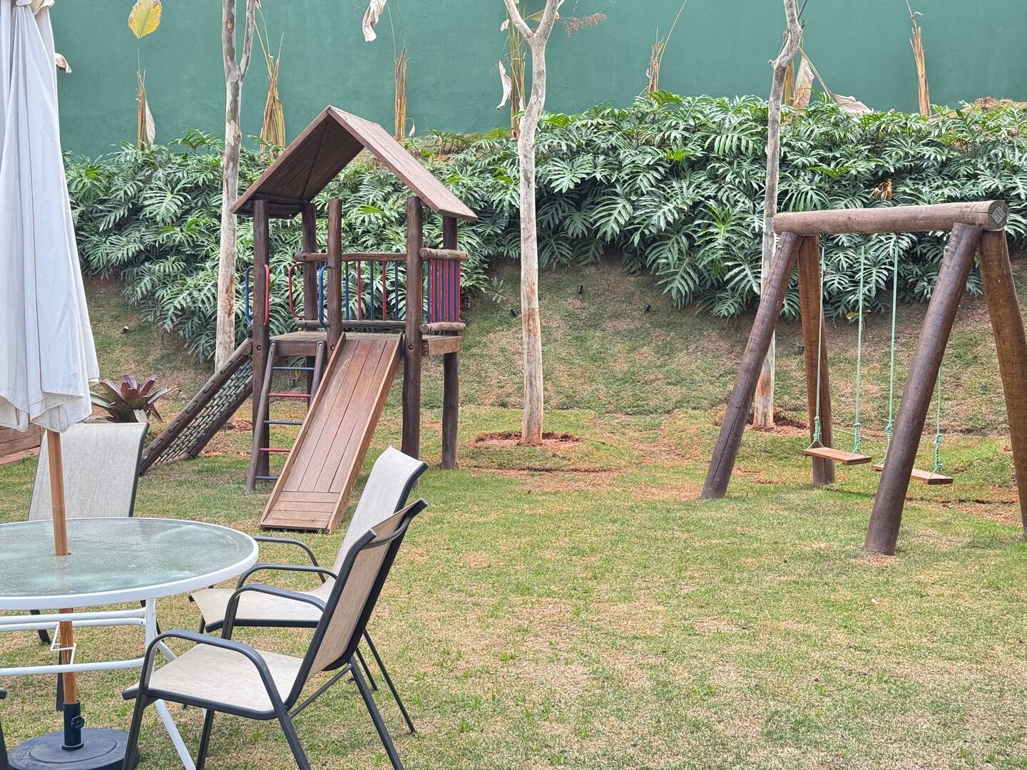 Casa Contemporânea à Venda no Tamboré 1 com 5 Suítes e Lazer Integrado