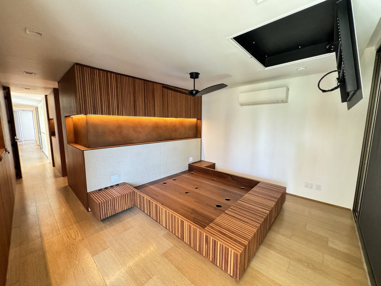 Casa contemporânea com 4 suítes, arquitetura autoral e área de lazer integrada