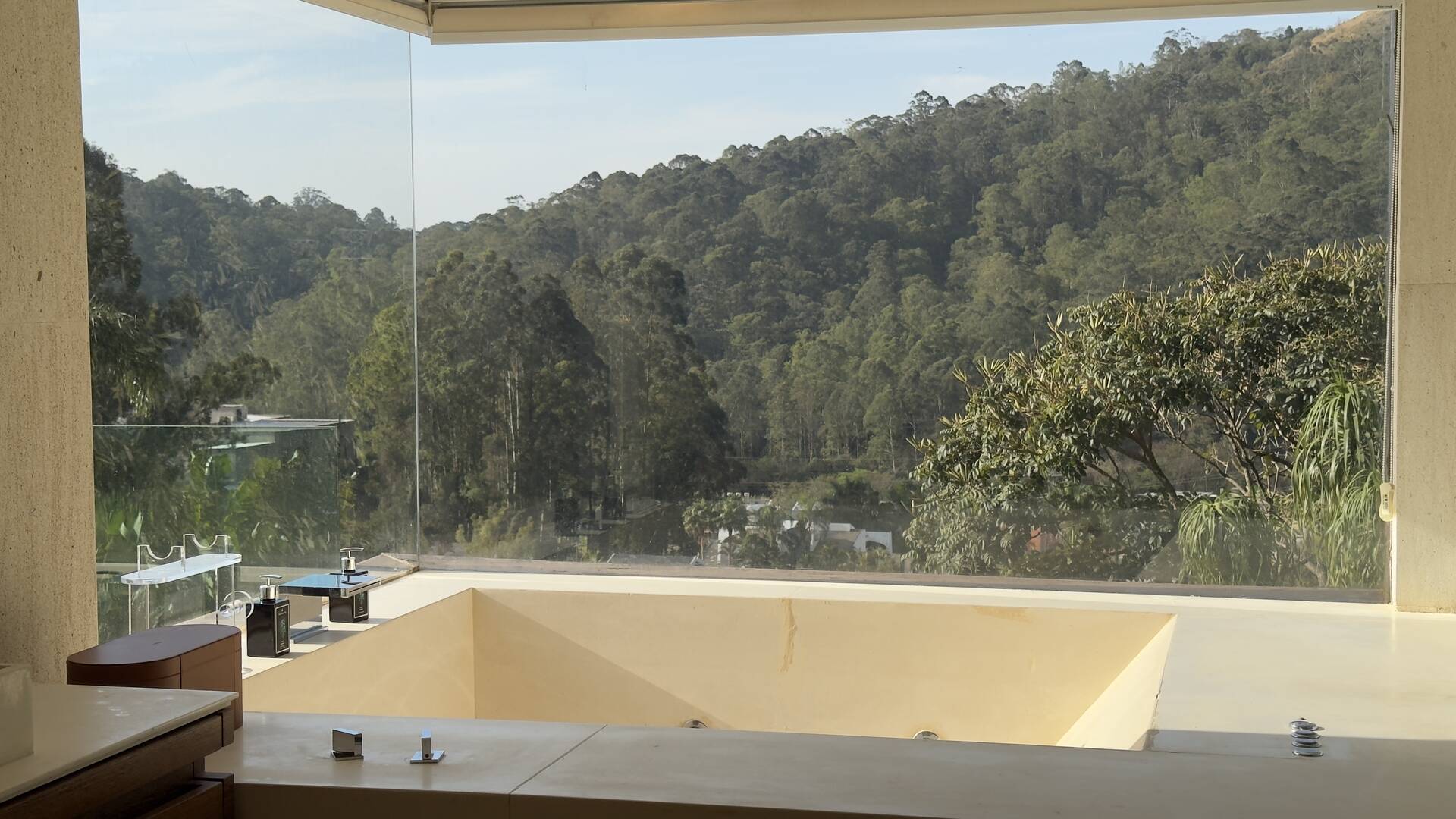 Casa Contemporânea com Vista Permanente, Piscina com Raia e Projeto Autoral em Alphaville