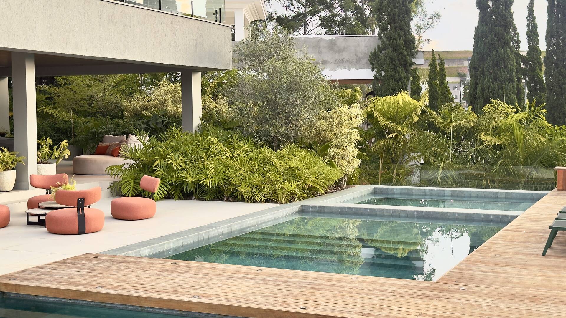Casa Contemporânea no Tamboré 1 com 3.167 m² de Terreno e Vista Permanente para a Mata