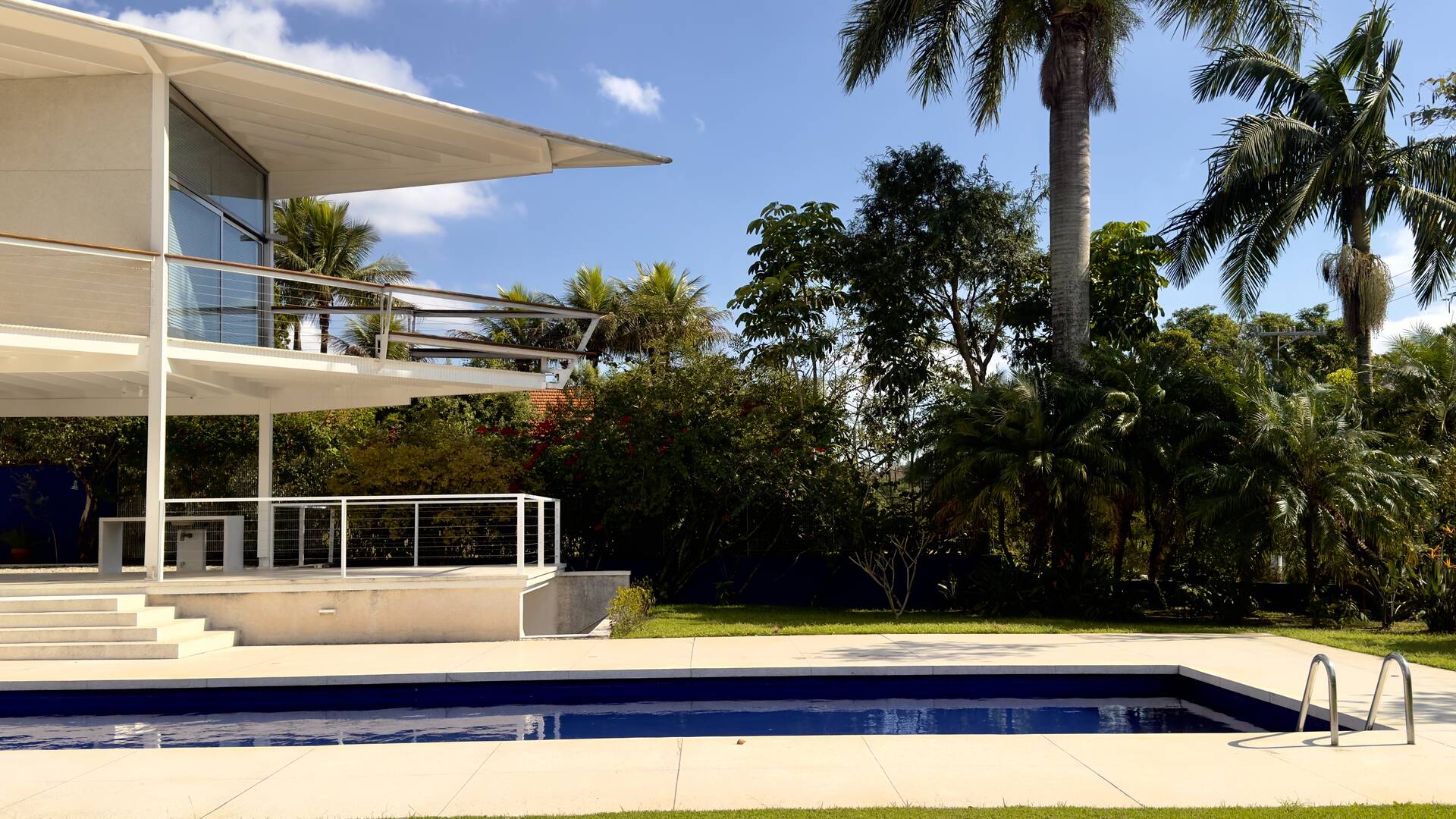 Residência Assinada por George Mills no Tamboré 1 com Arquitetura Autoral e 1.525 m² de Terreno