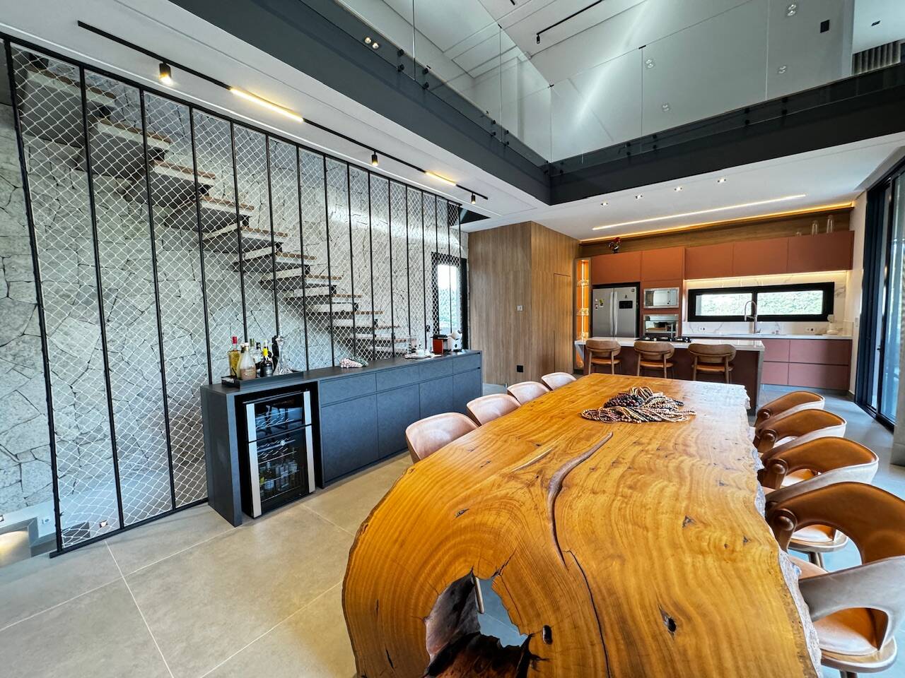 Casa Contemporânea à Venda em Alphaville com 5 Suítes, Spa e Piscina Aquecida