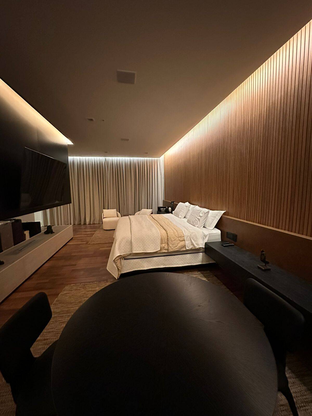 Residência Contemporânea com 2.431m², 4 Suítes, Lazer Completo e Alta Tecnologia