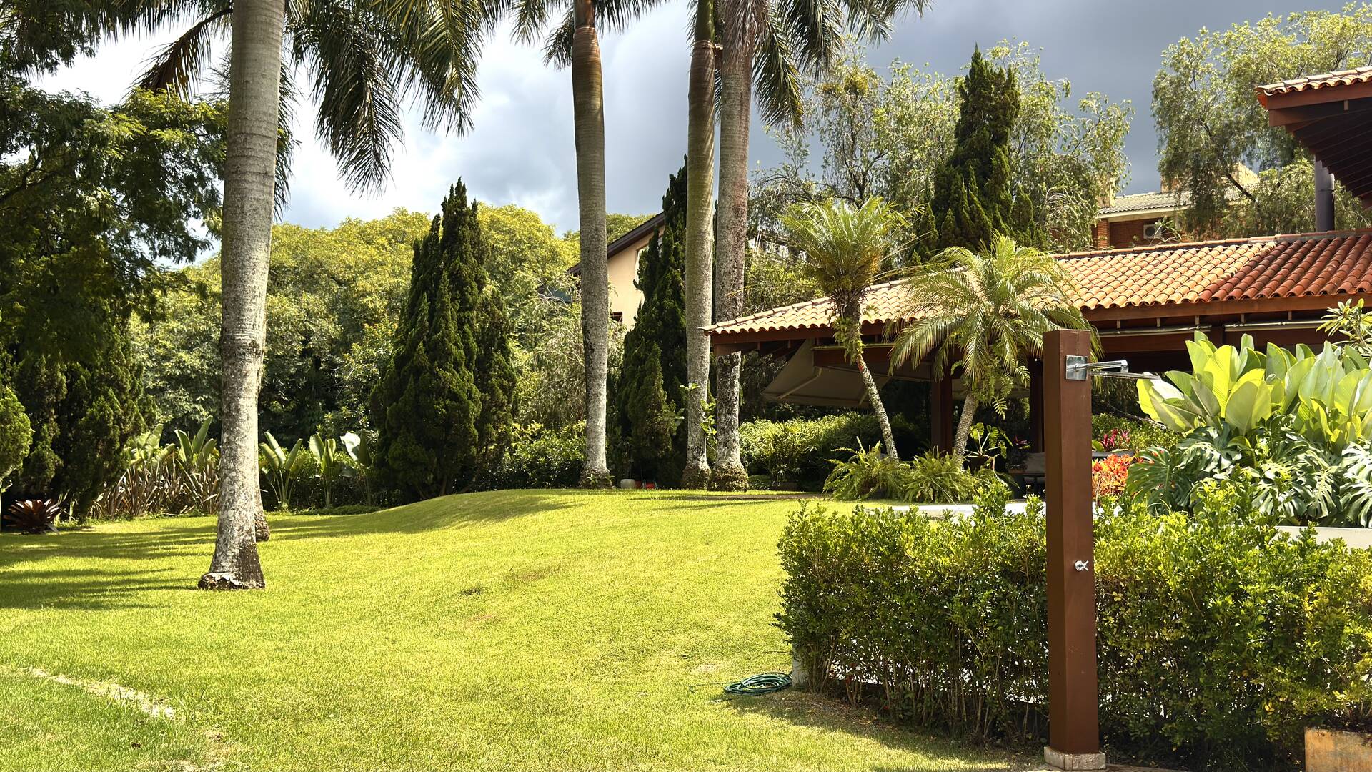 Casa com 5 suítes, terreno de 2.500 m² e vista aberta à venda no Alphaville 8