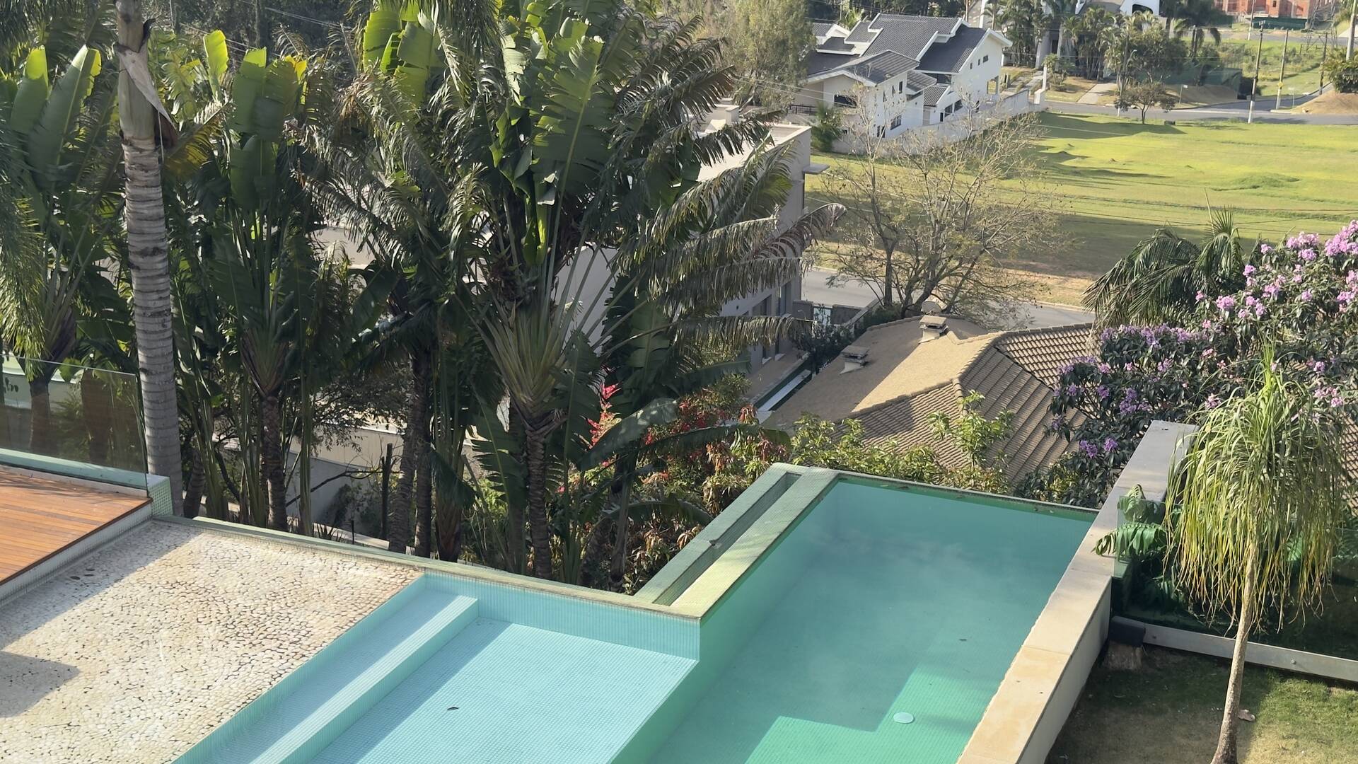 Casa Contemporânea com Vista Permanente, Piscina com Raia e Projeto Autoral em Alphaville