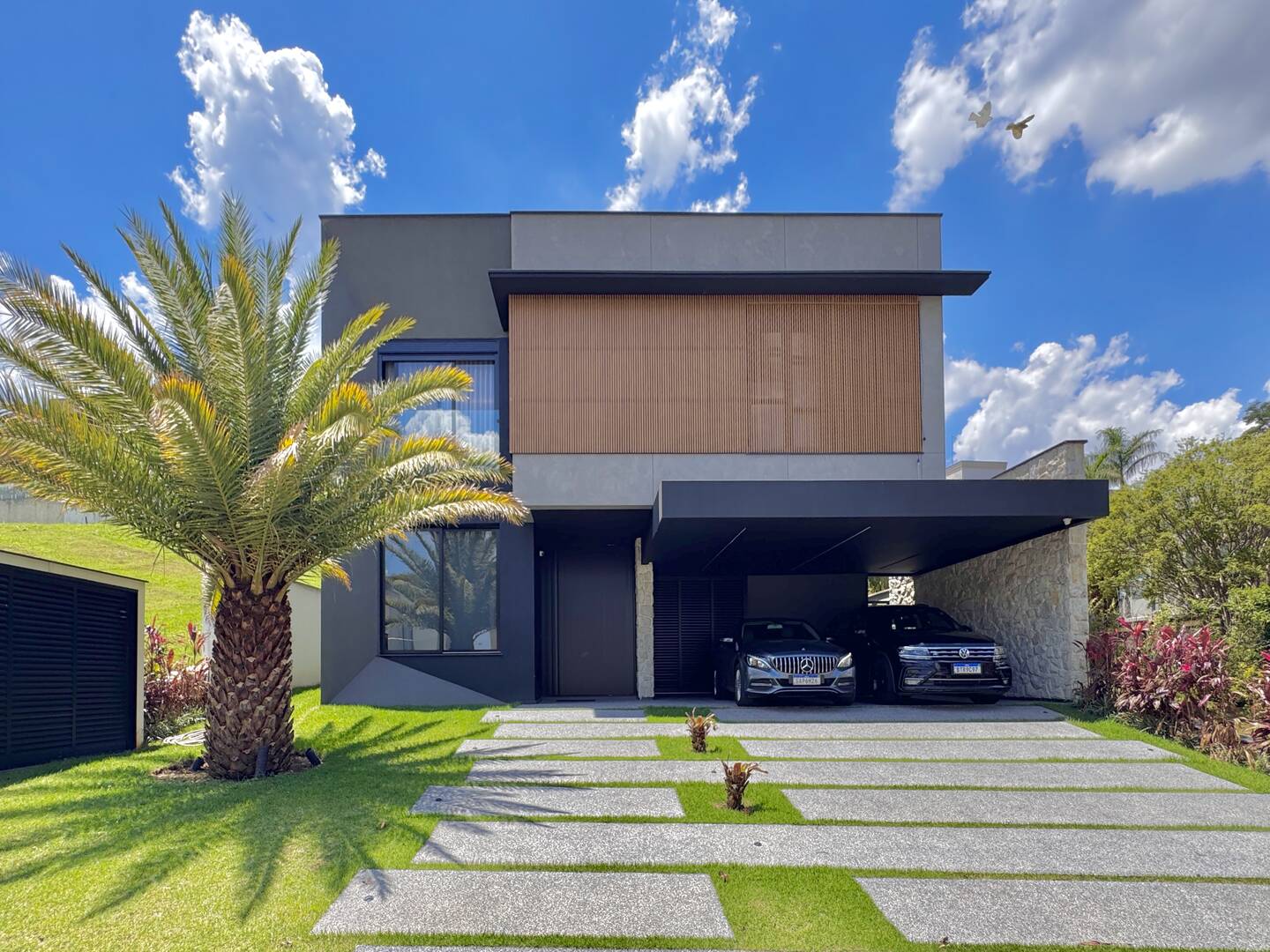 Casa nova e mobiliada à venda no Villa Solaia com 4 suítes e lazer completo