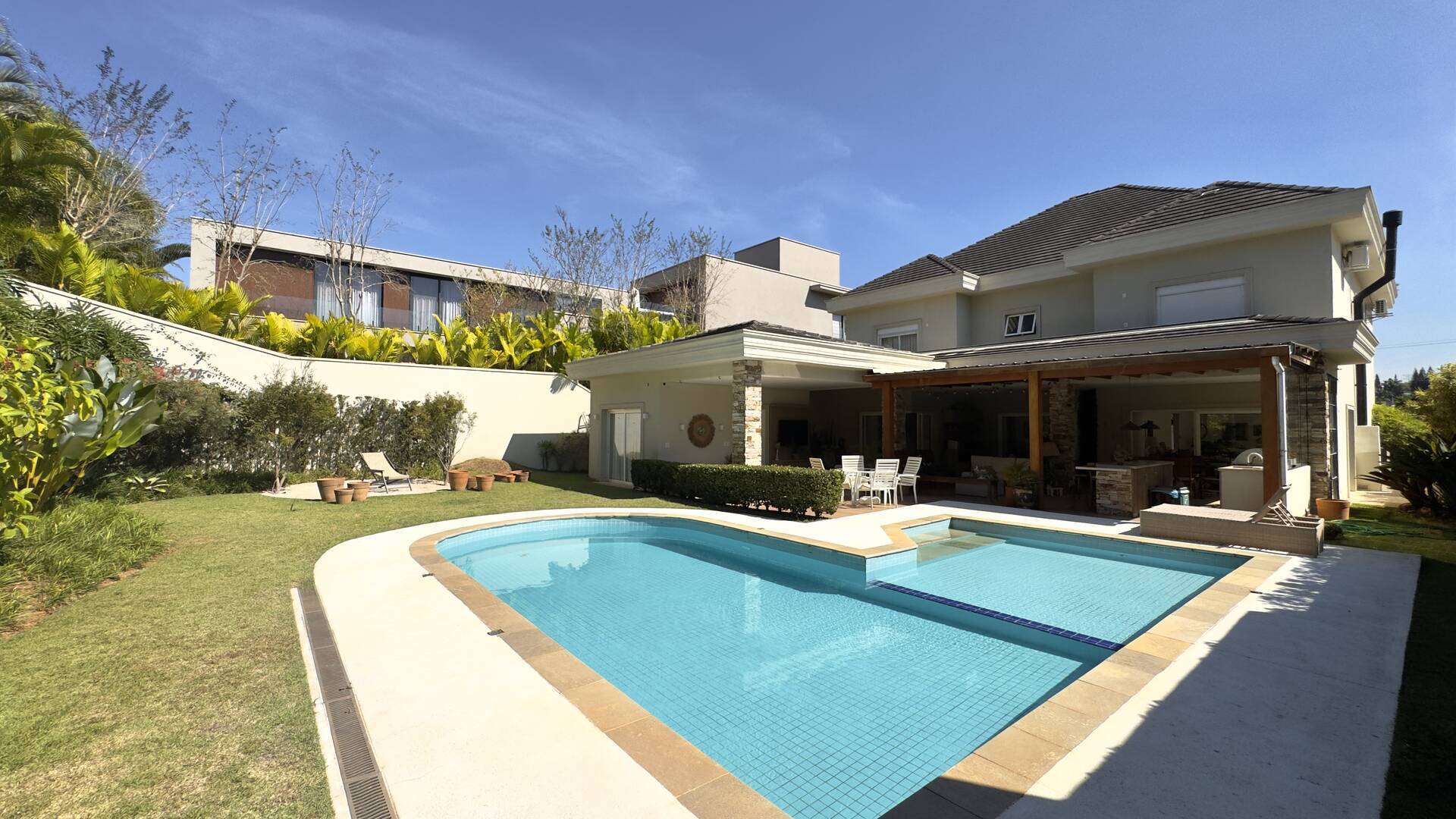 Casa com amplo terreno e excelente potencial de retrofit à venda em Alphaville
