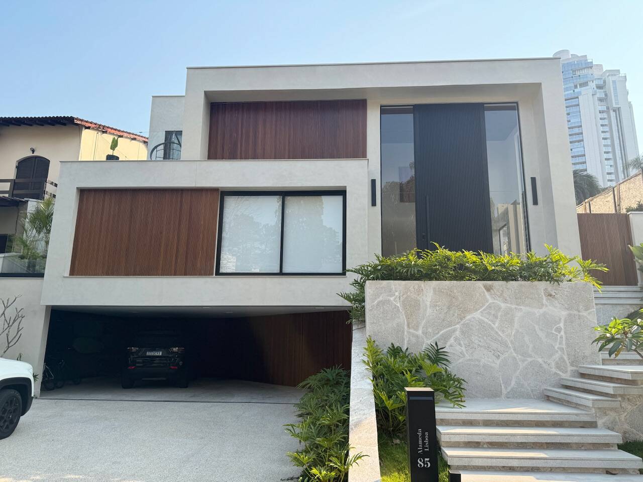 Casa totalmente reformada e mobiliada à venda no Alphaville Residencial 1 com 4 suítes