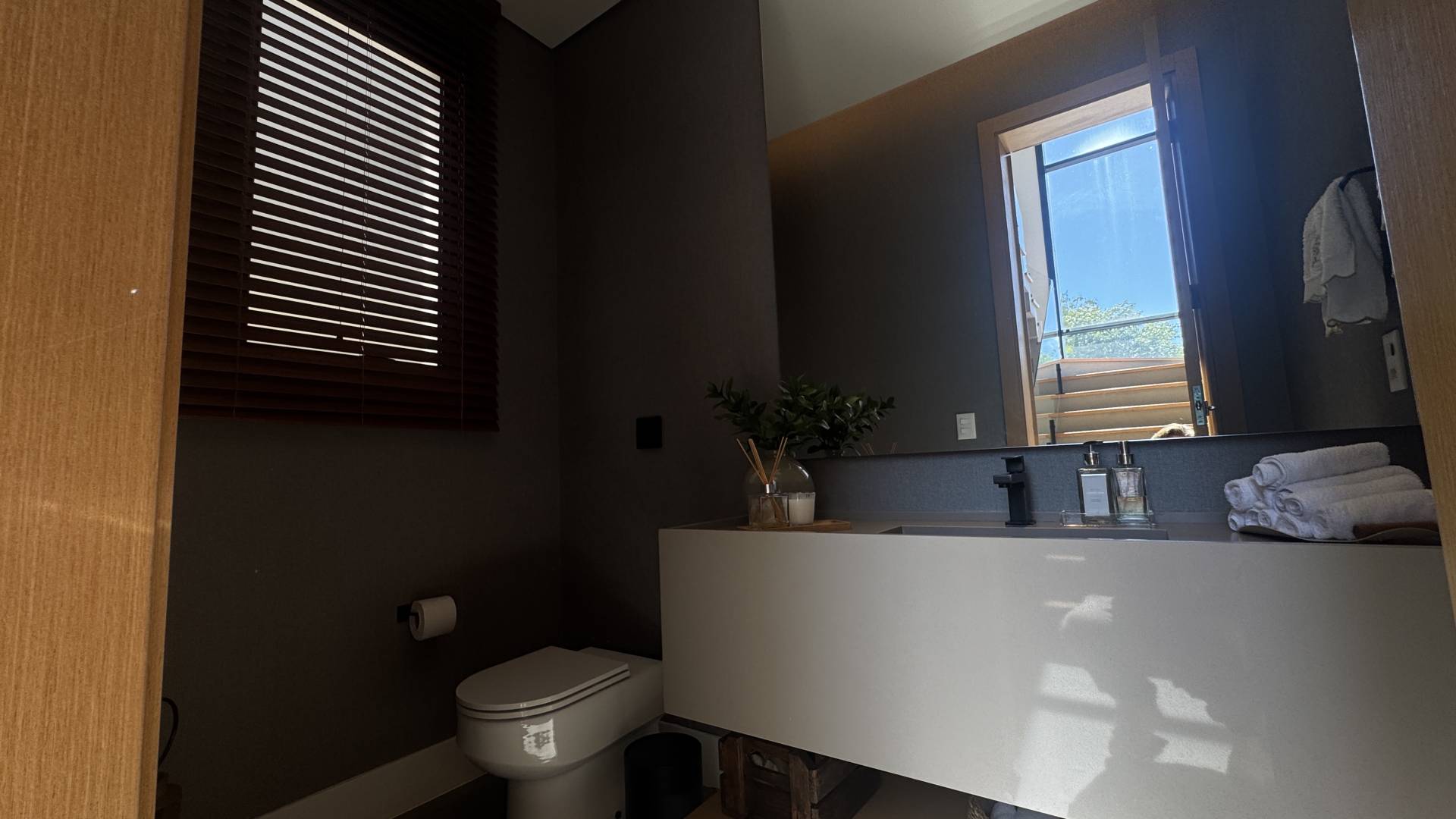 Casa à venda no Tamboré 10 com vista permanente para a mata e amplo terreno