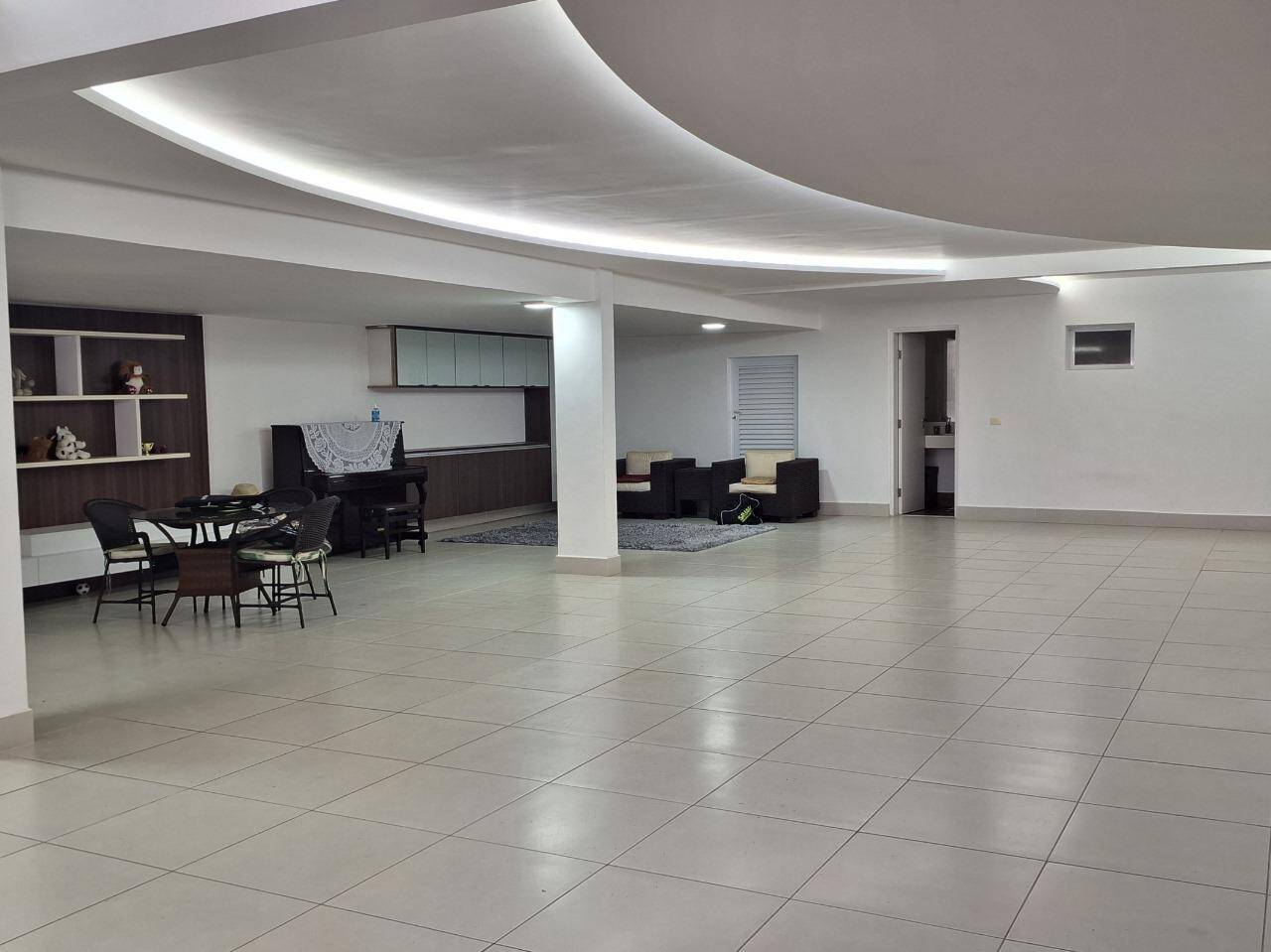 Casa com fundo para mata - Residencial Tamboré 11 - Venda porteira fechada.