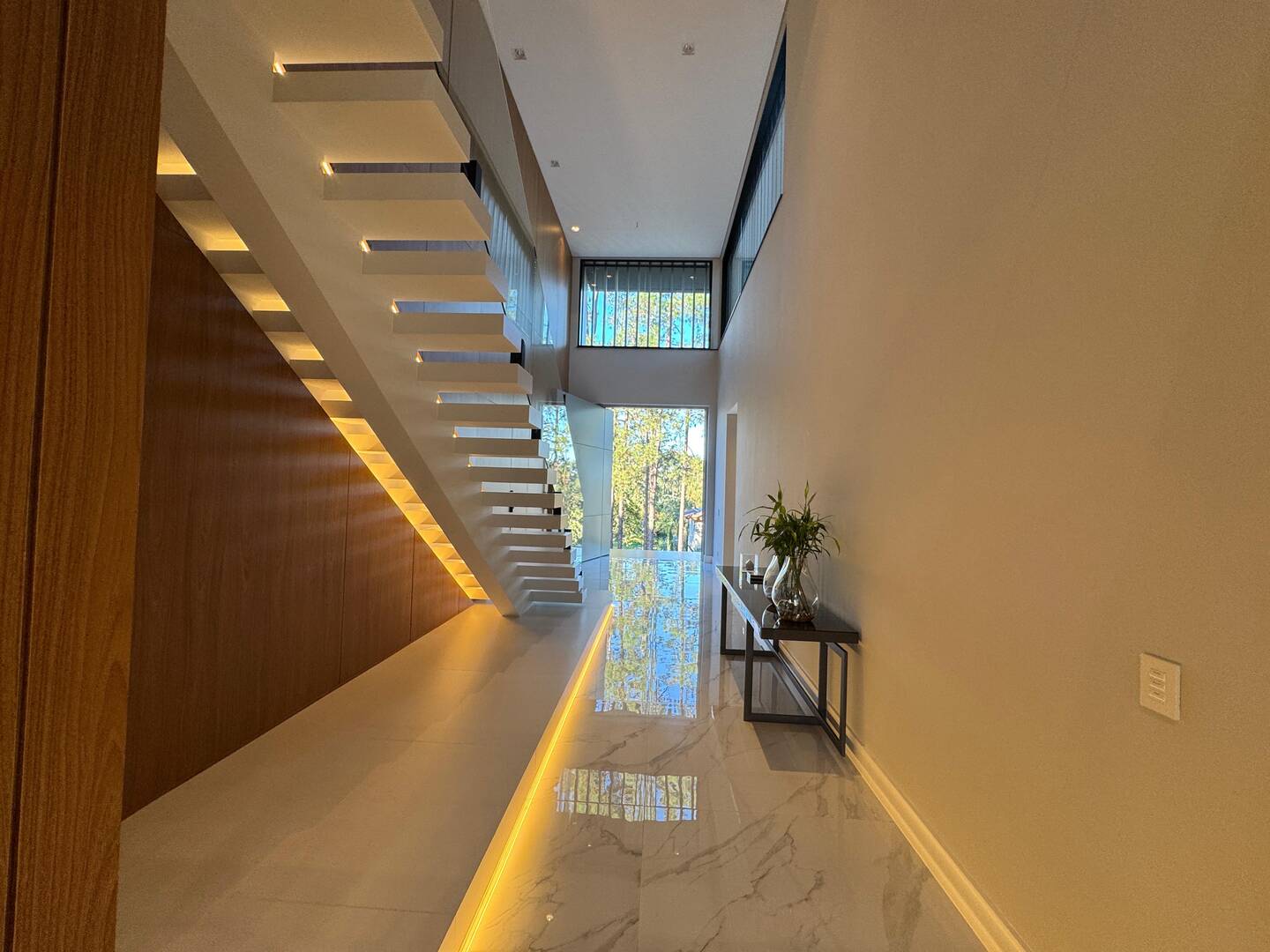 Casa com projeto de Breno Santiago e lazer completo no Haras Guancan
