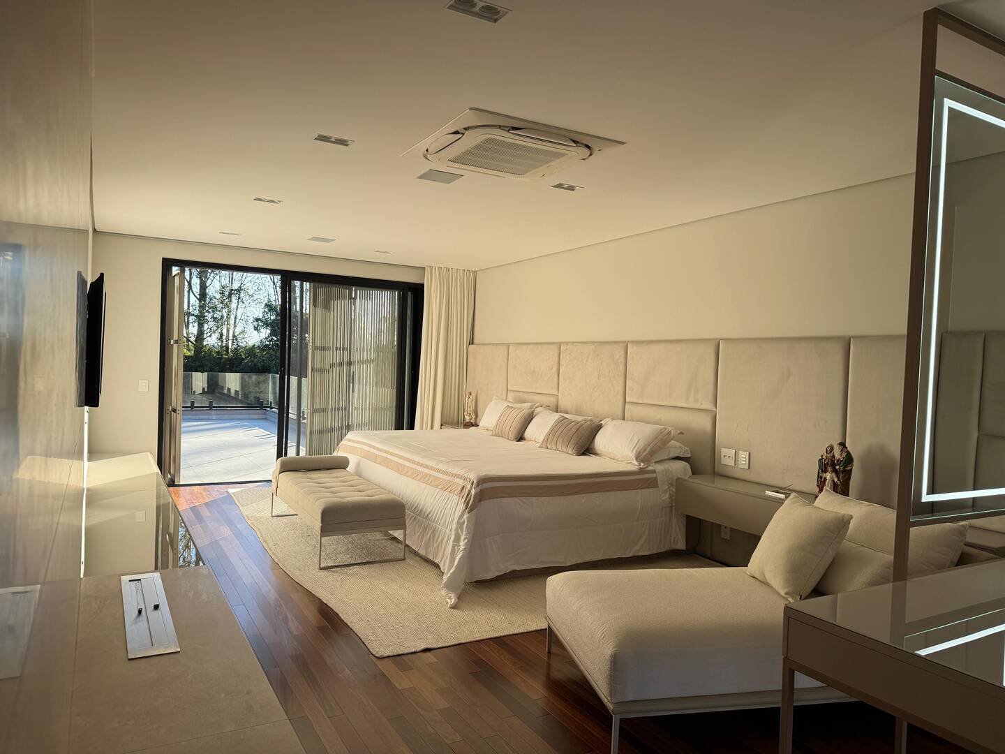 Casa com projeto de Breno Santiago e lazer completo no Haras Guancan