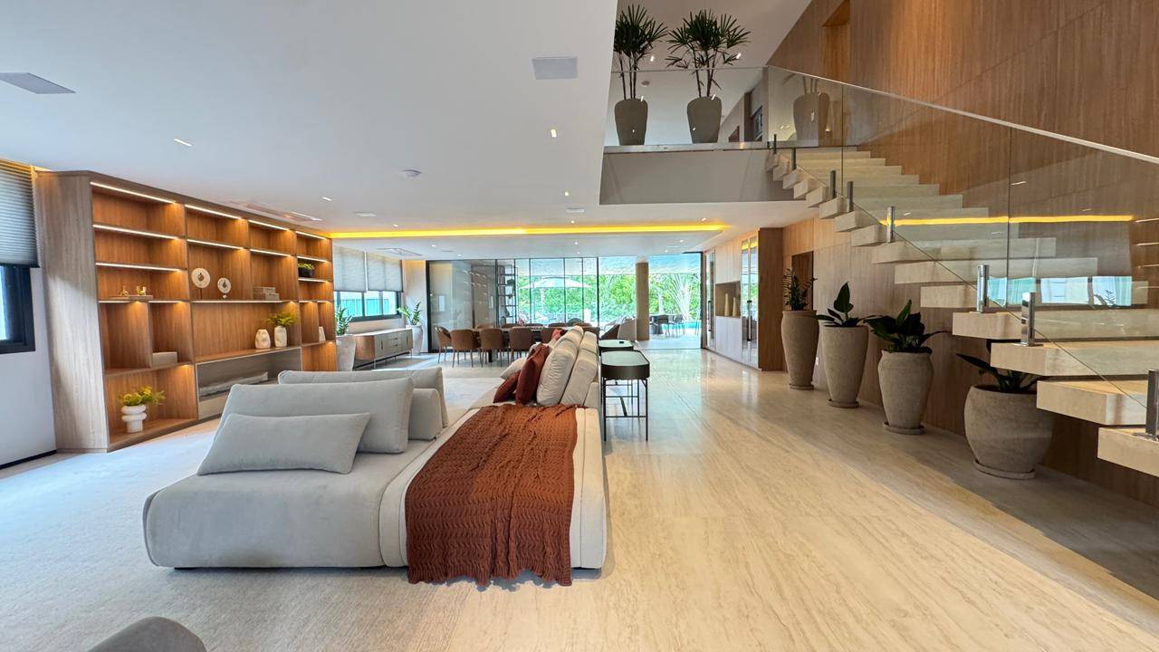 Casa à venda no Tamboré 2 com 5 suítes, duas adegas, elevador e vista permanente