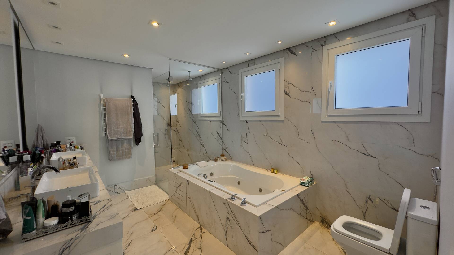 Casa à venda no Tamboré 10 com 4 suítes, área gourmet integrada e 539 m²