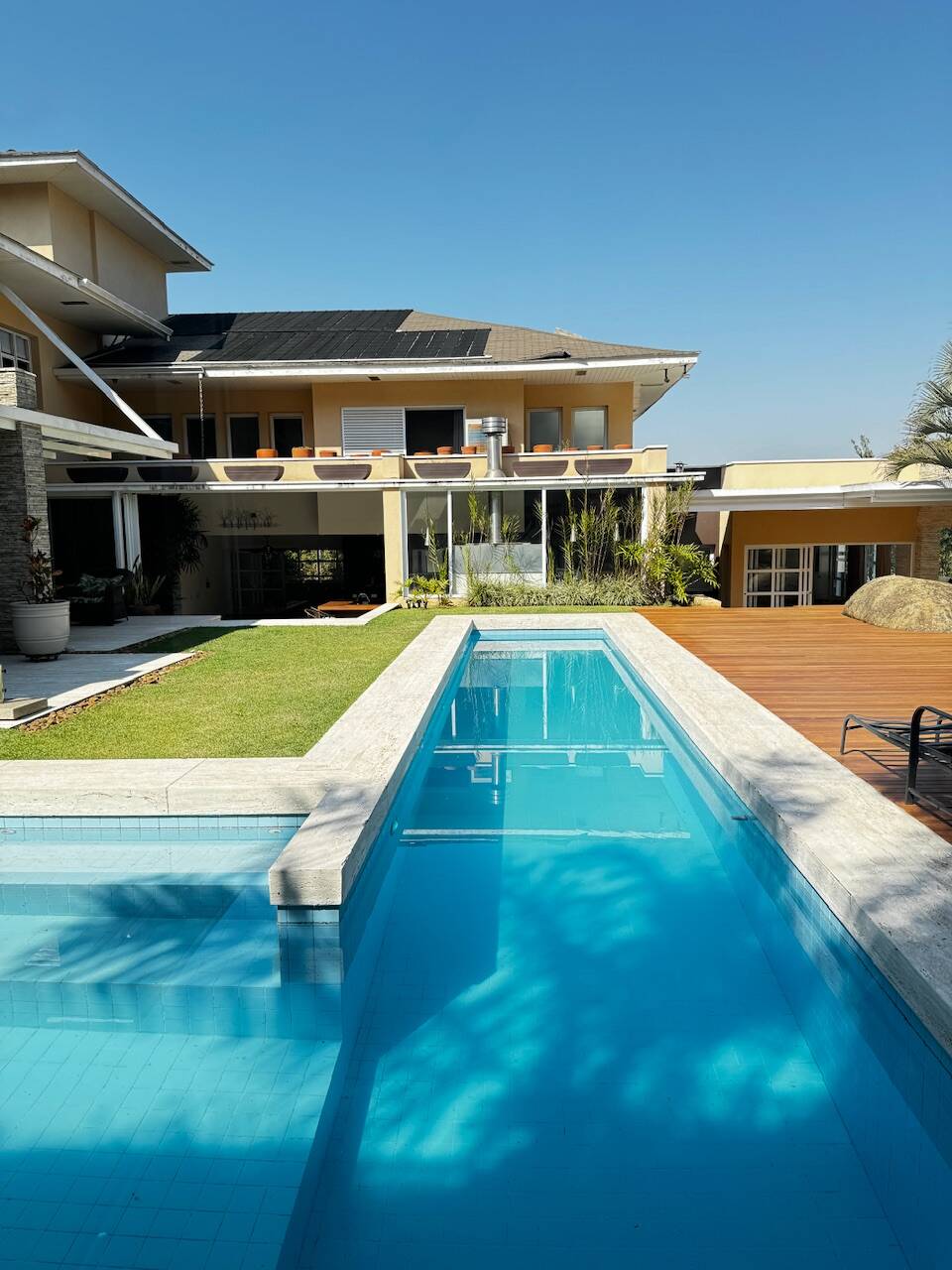 Casa de Alto Padrão Mobiliada com 4 Suítes, Quadra de Tênis Oficial e Lazer Completo em Alphaville