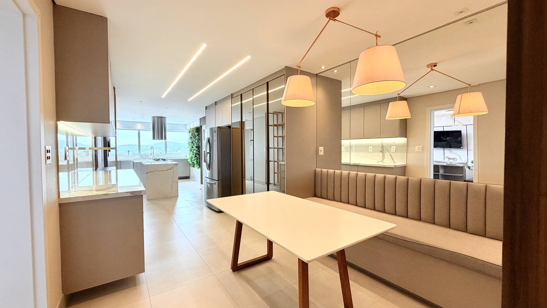 Apartamento mobiliado com 4 suítes e vista permanente para o lago em Alphaville