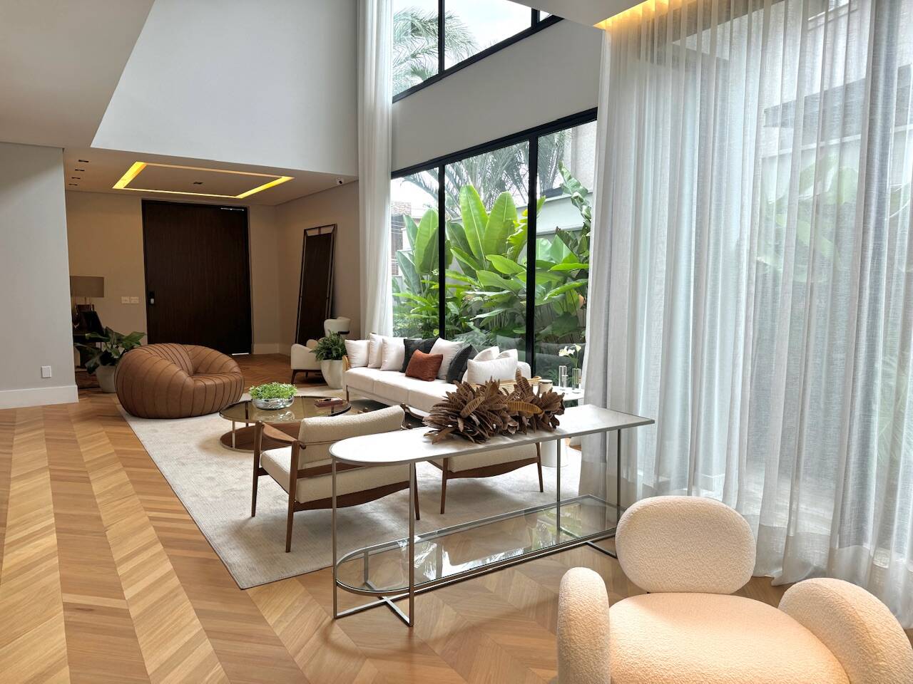 Casa de Alto Padrão com Elevador e Área Gourmet Integrada em Alphaville