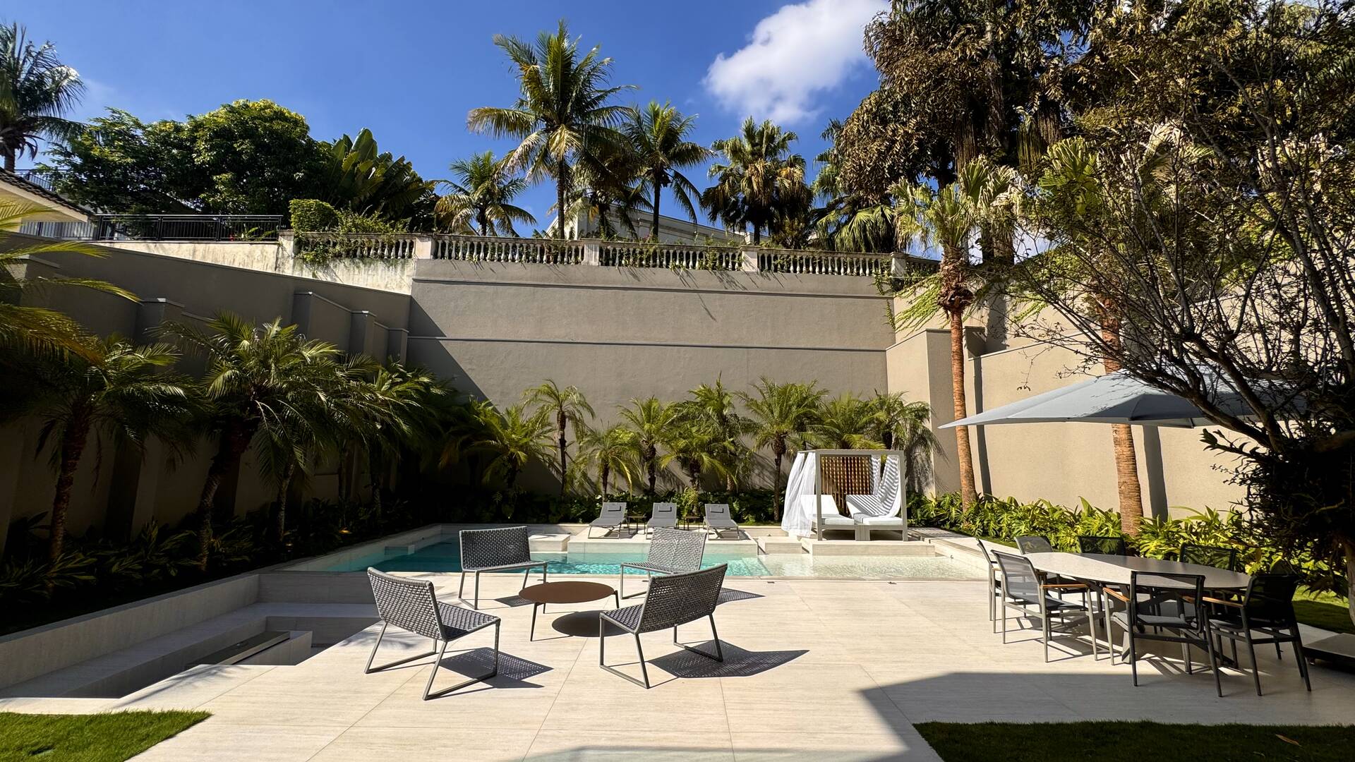 Casa Contemporânea no Tamboré 3 com Rooftop, 5 Suítes e Vista Permanente para a Praça