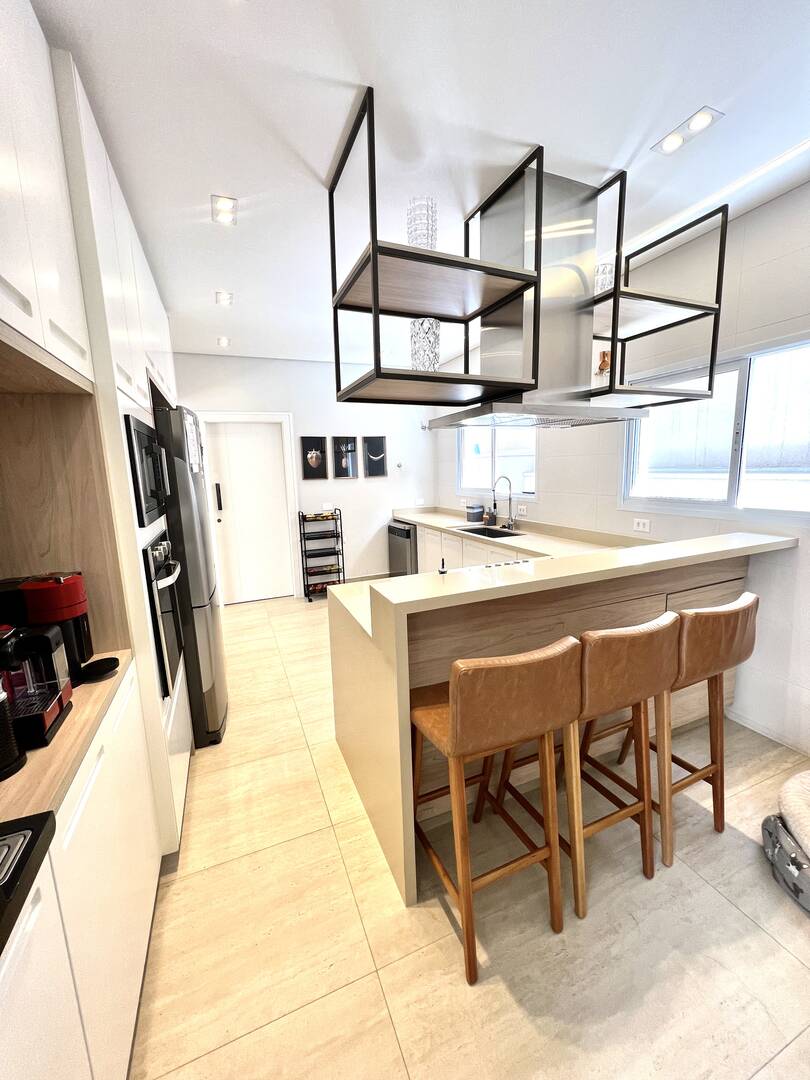 Casa Tamboré 10 mobiliada à venda em Alphaville | 4 suítes, automação e pronta para morar