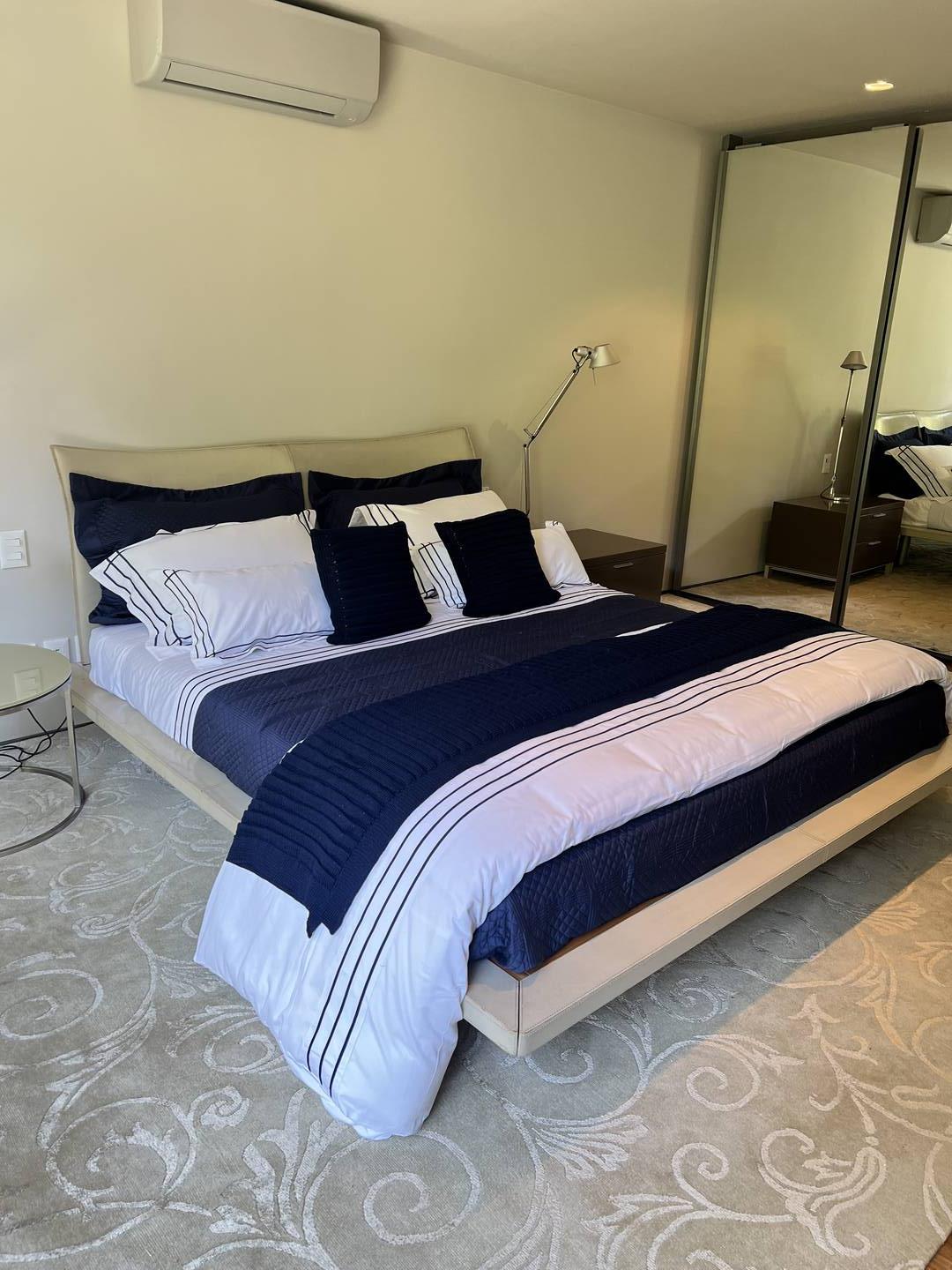 Residência autoral de David Bastos com piscina natural e design brasileiro