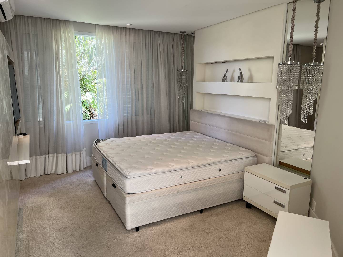 Casa à venda no Alphaville Residencial 2 com 5 suítes, piscina natural e firepit