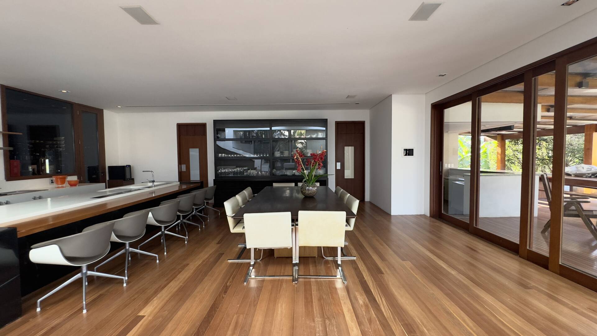 Casa Contemporânea com Vista Permanente, Piscina com Raia e Projeto Autoral em Alphaville