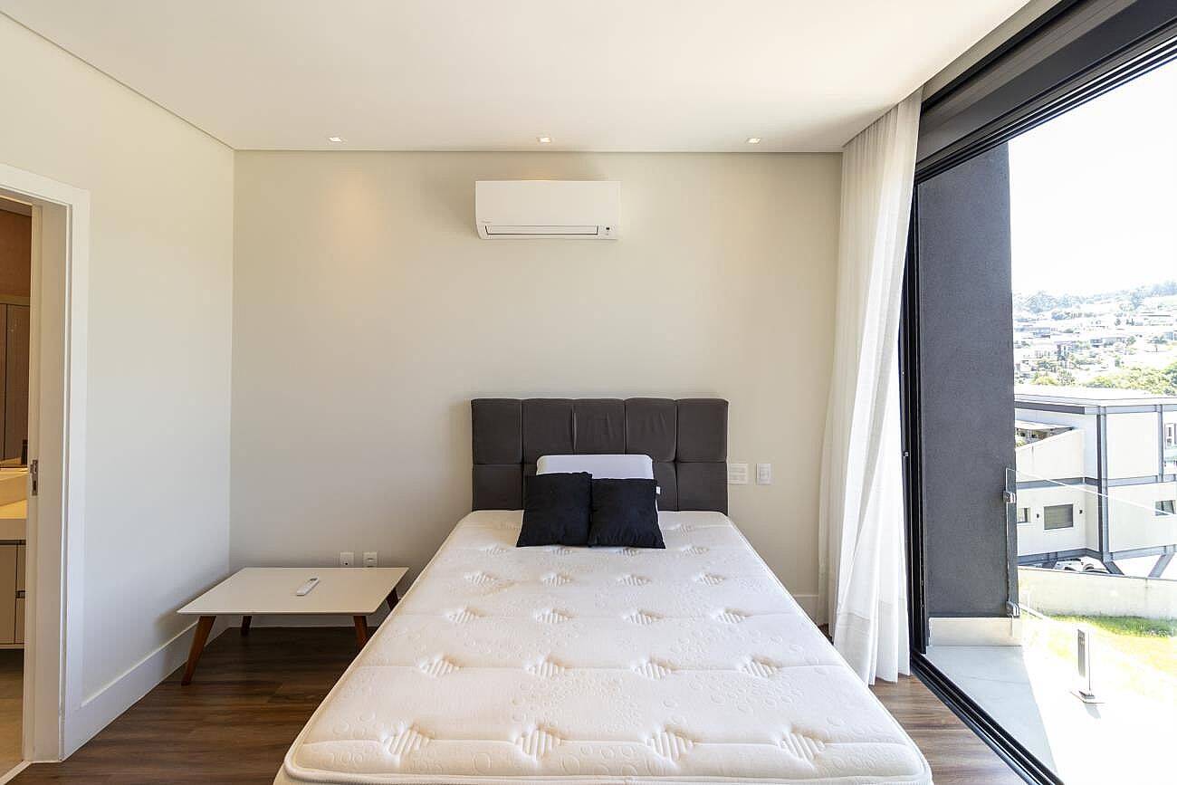 Casa à venda em Alphaville com 4 suítes, piscina aquecida, sauna e sistema fotovoltaico