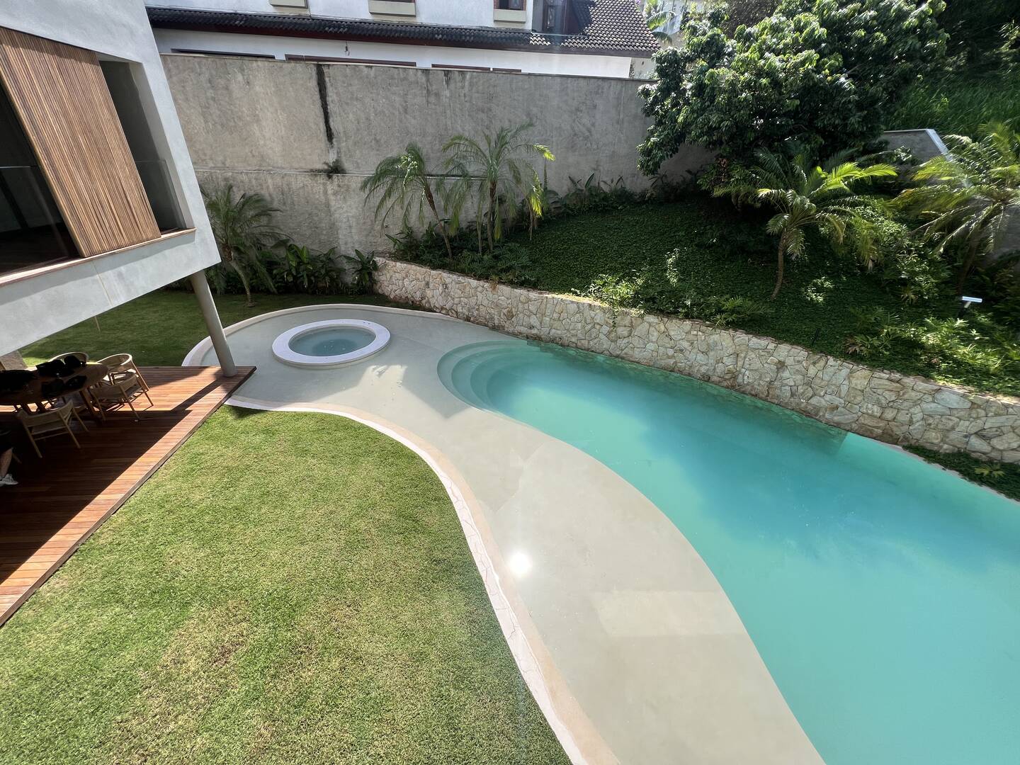 Residência autoral de David Bastos com piscina natural e design brasileiro