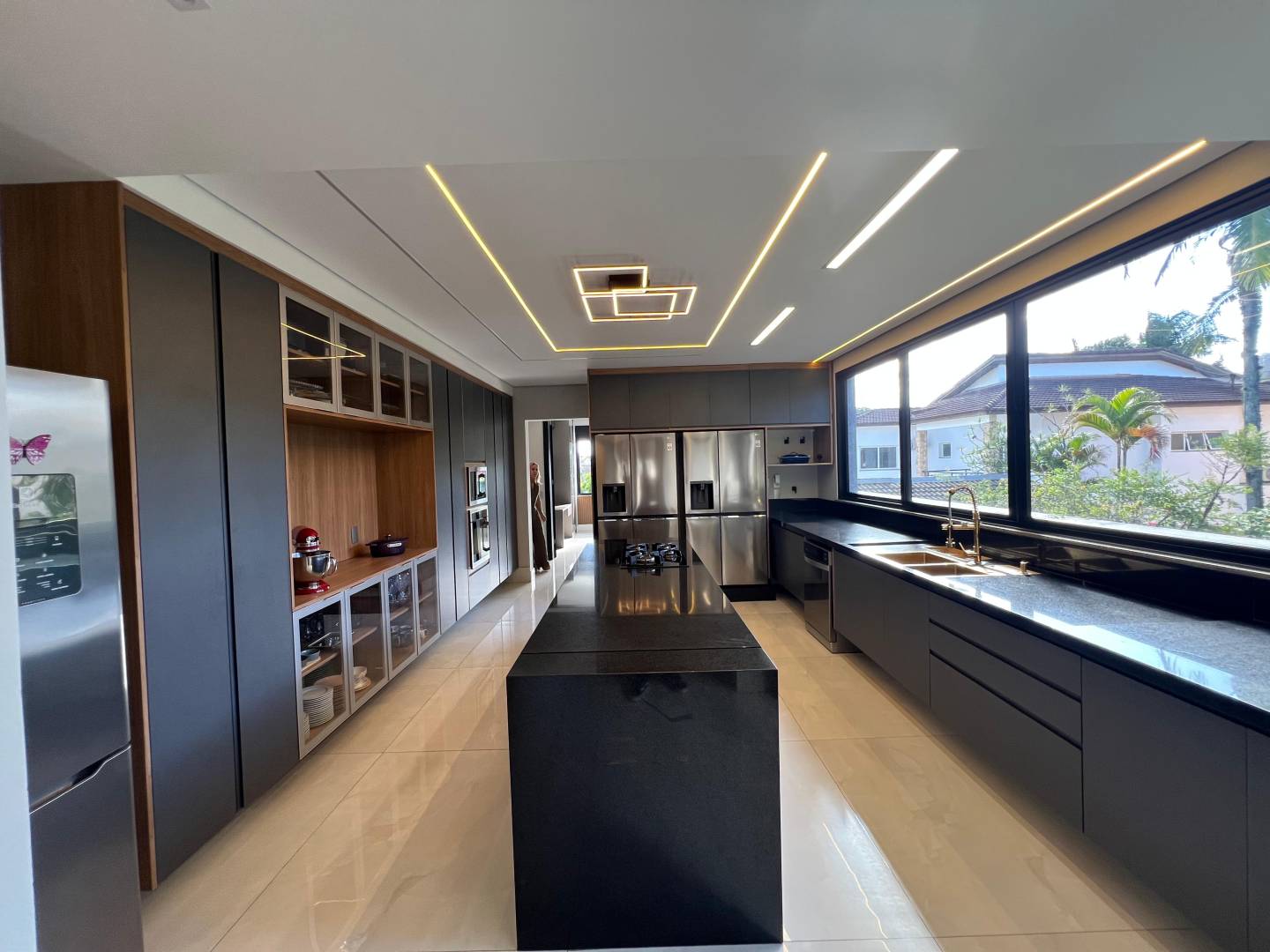 Residência de Alto Padrão à Venda em Alphaville com 5 Suítes, Elevador e Vista Privilegiada