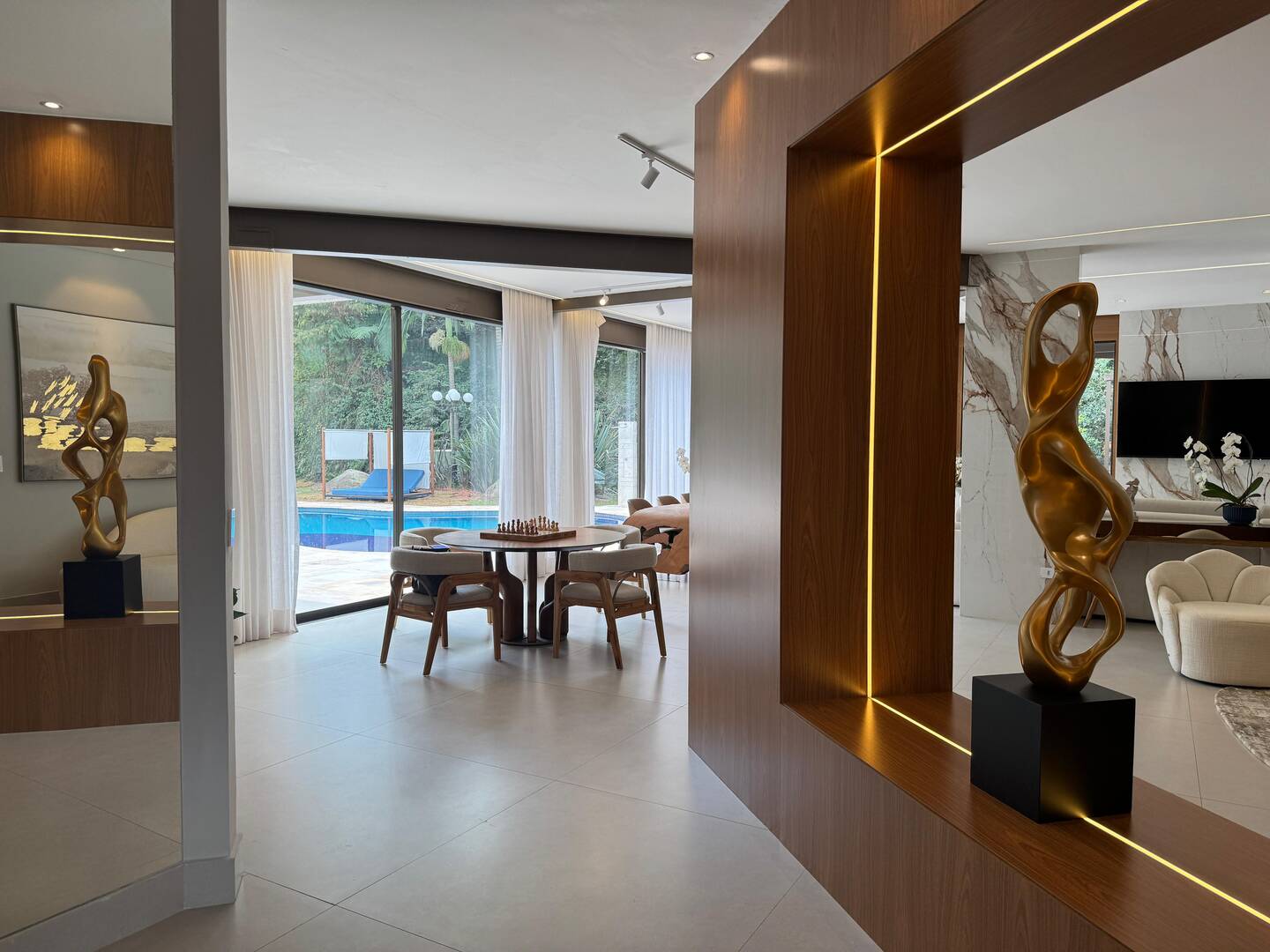 Casa Contemporânea à Venda no Tamboré 1 com 5 Suítes e Lazer Integrado