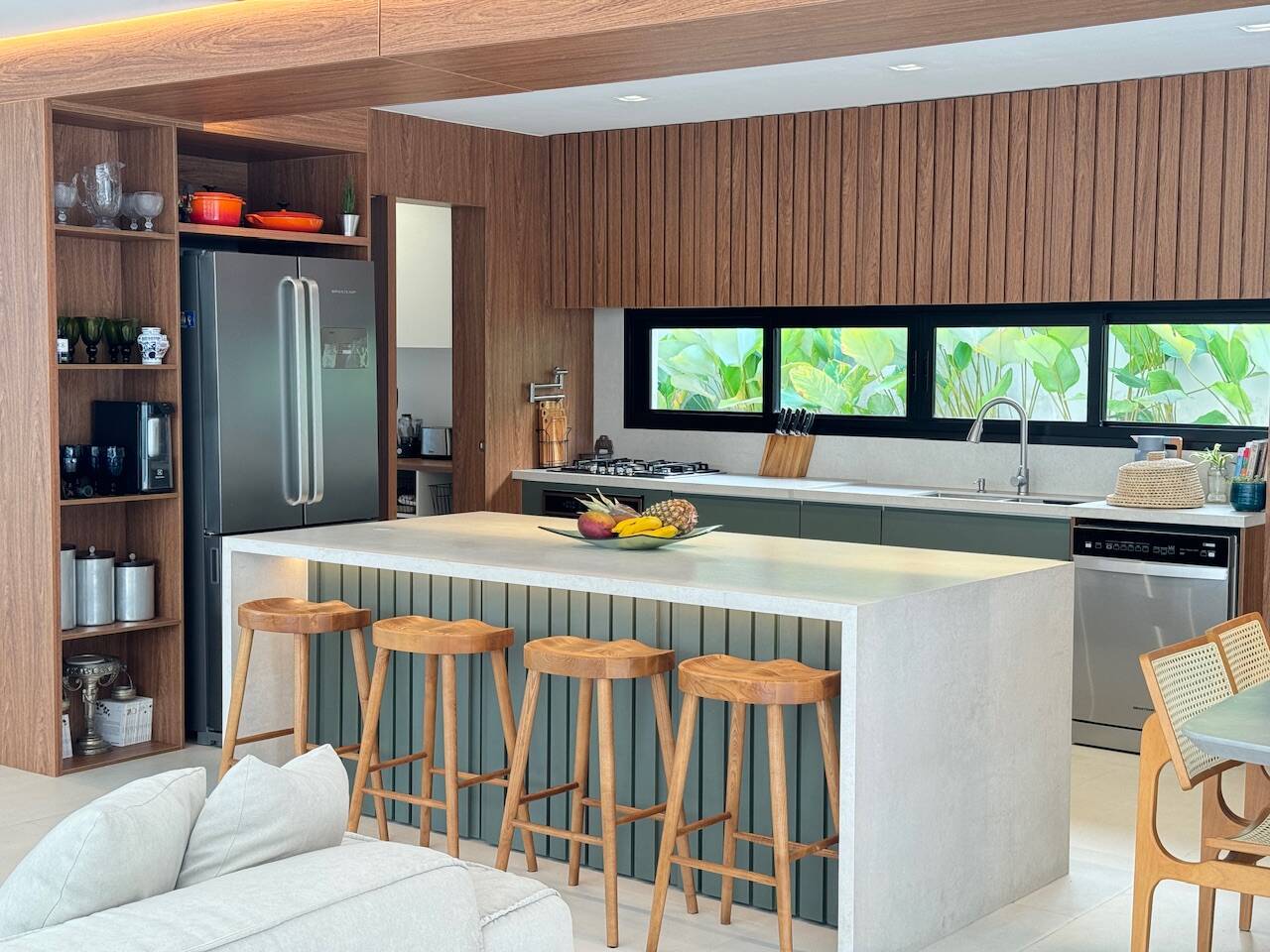 Casa totalmente reformada e mobiliada à venda no Alphaville Residencial 1 com 4 suítes