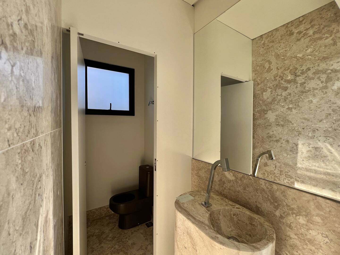 Casa contemporânea à venda na Fazenda Serra Azul com 4 suítes e lazer completo