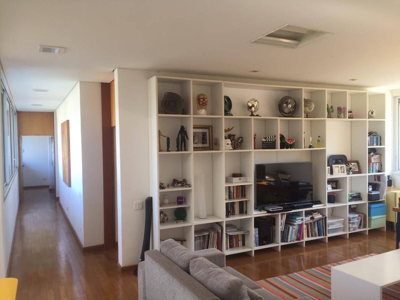 Casa contemporânea com vista para a mata no Tamboré 1