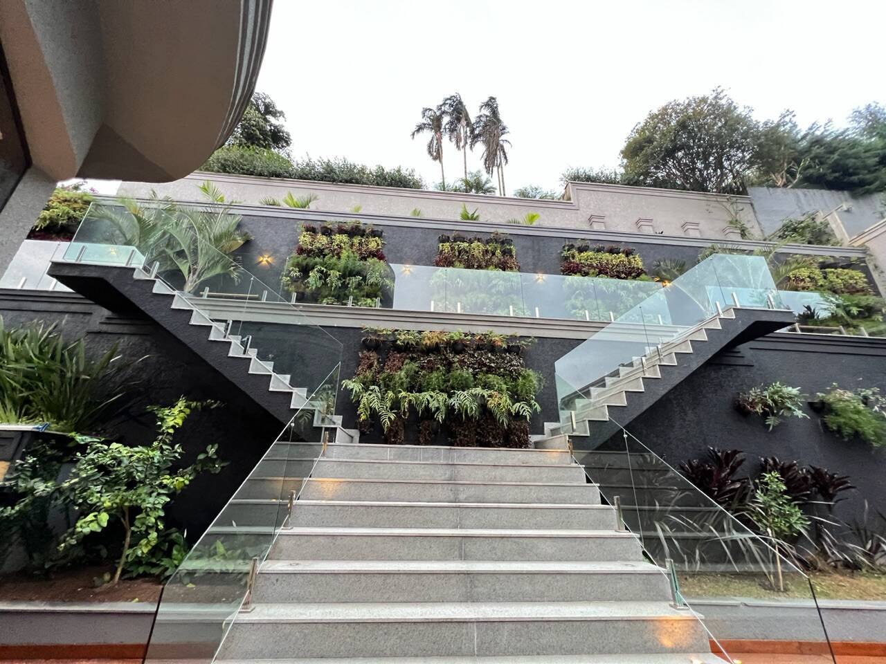 Residência Assinada por Karina Stein com 11 Suítes e Infraestrutura Completa de Lazer