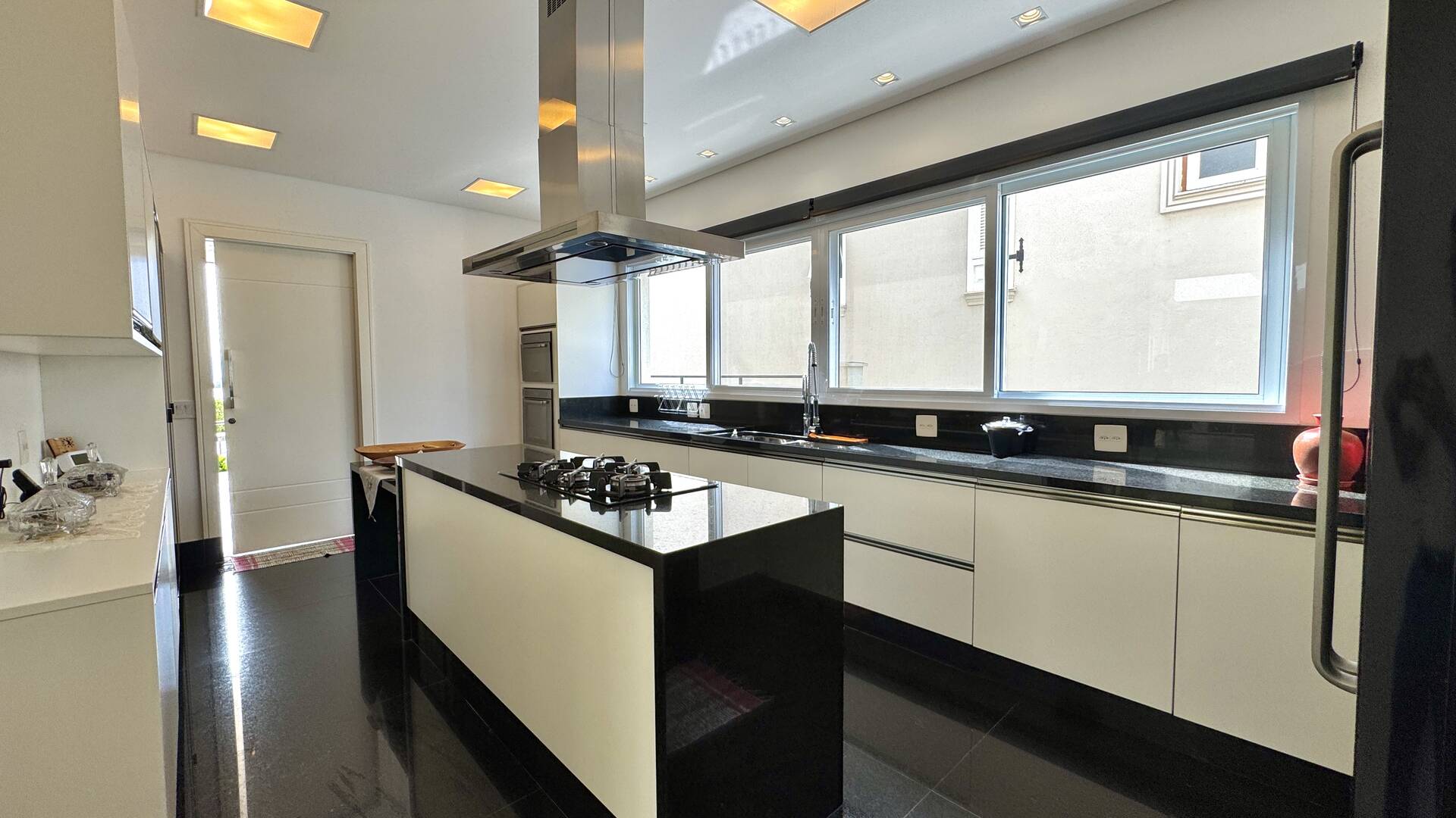 Casa Mobiliada com 4 Suítes, Cinema e Área Gourmet Completa em Alphaville