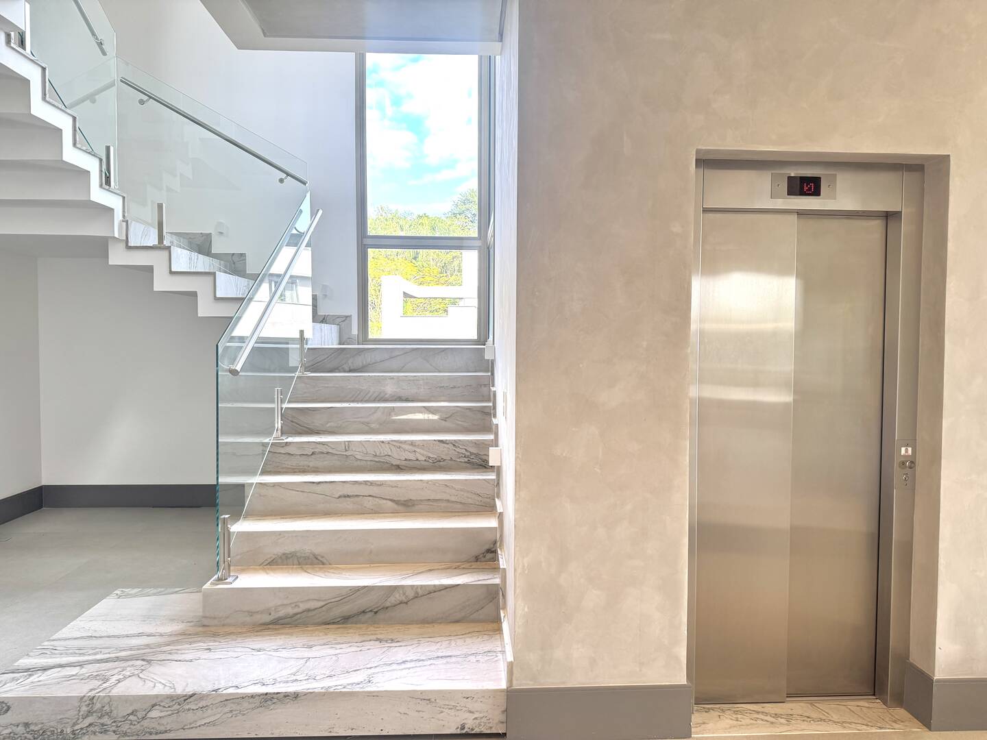 Casa contemporânea com lazer completo e elevador