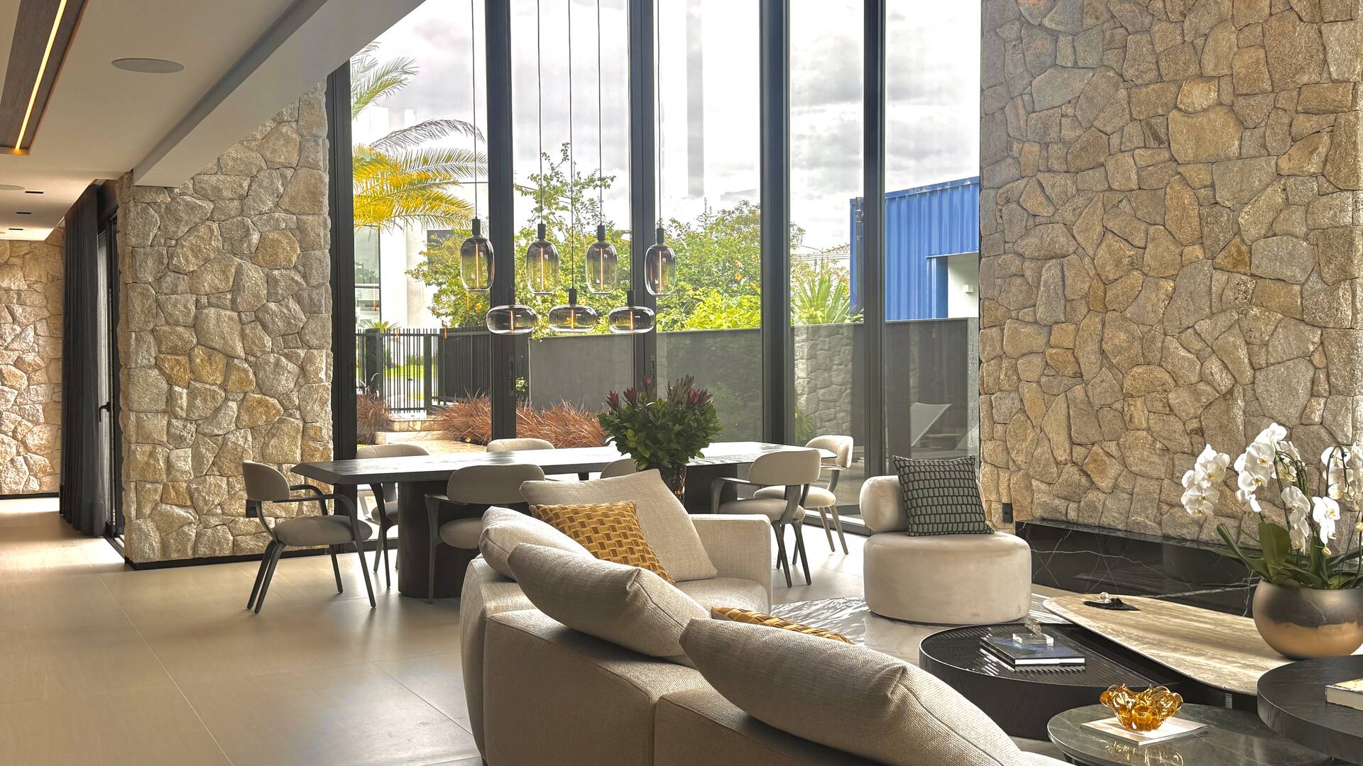 Casa contemporânea com 4 suítes e arquitetura autoral à venda no Itahyê, Alphaville