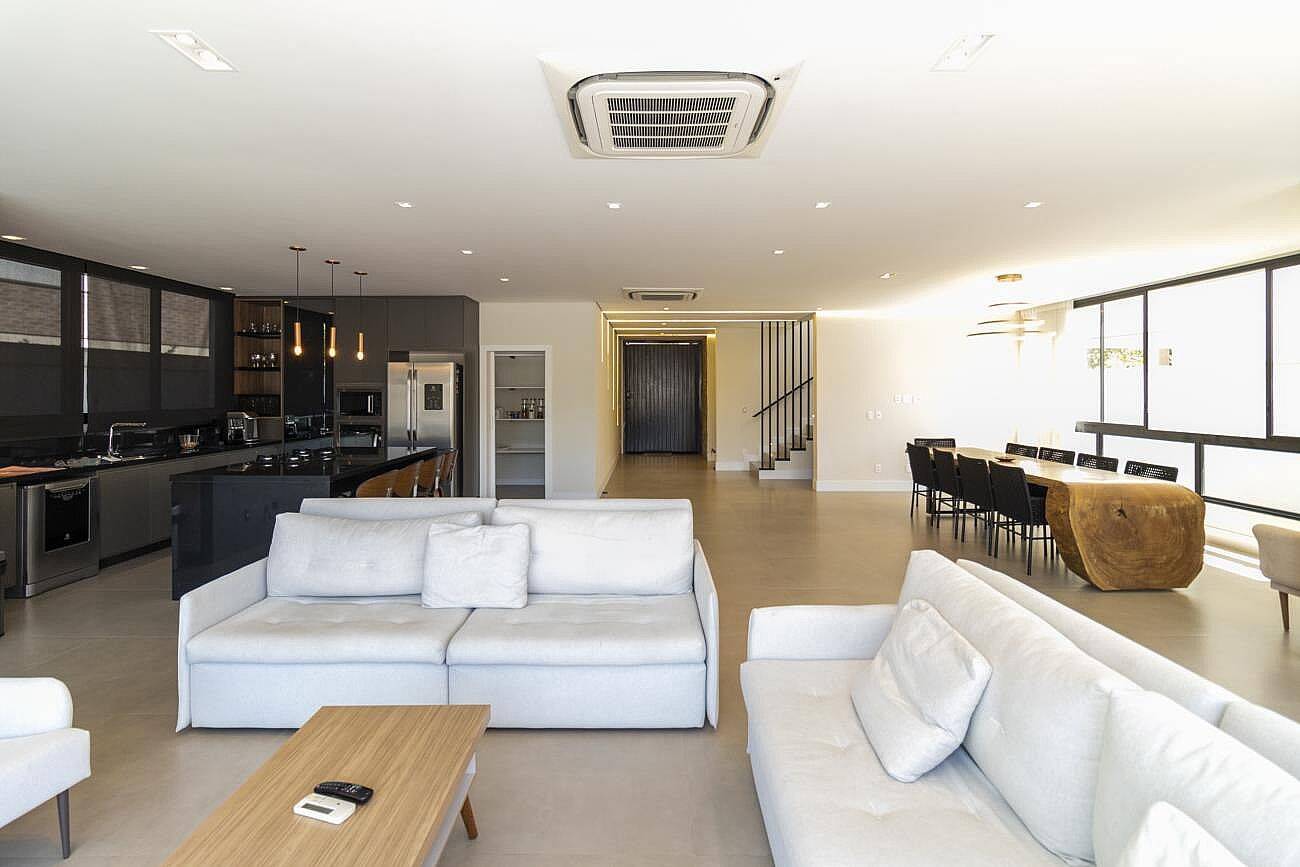 Casa à venda em Alphaville com 4 suítes, piscina aquecida, sauna e sistema fotovoltaico