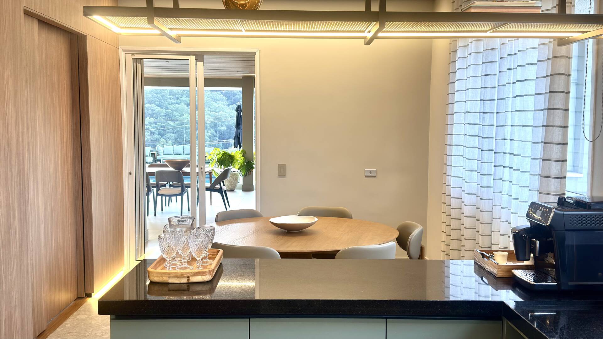 Casa Contemporânea no Tamboré 1 com 3.167 m² de Terreno e Vista Permanente para a Mata