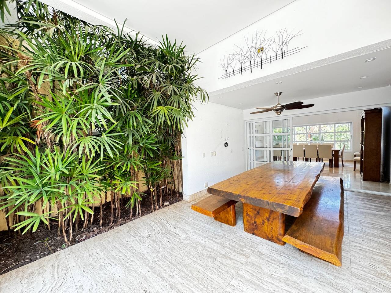 Casa de Alto Padrão Mobiliada com 4 Suítes, Quadra de Tênis Oficial e Lazer Completo em Alphaville
