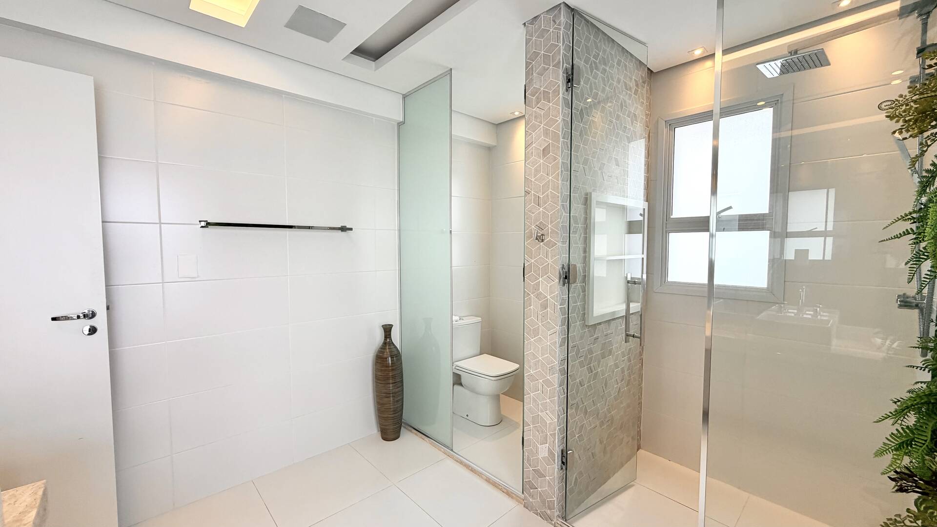 Apartamento mobiliado com 4 suítes e vista permanente para o lago em Alphaville