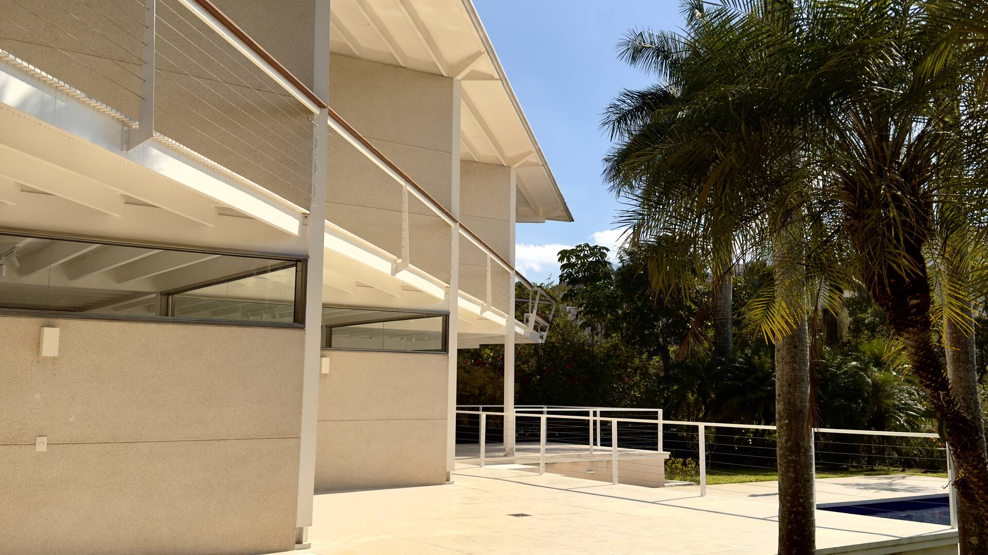 Residência Assinada por George Mills no Tamboré 1 com Arquitetura Autoral e 1.525 m² de Terreno