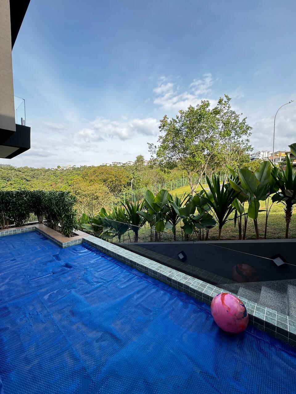 Casa Contemporânea à Venda em Alphaville com 5 Suítes, Spa e Piscina Aquecida