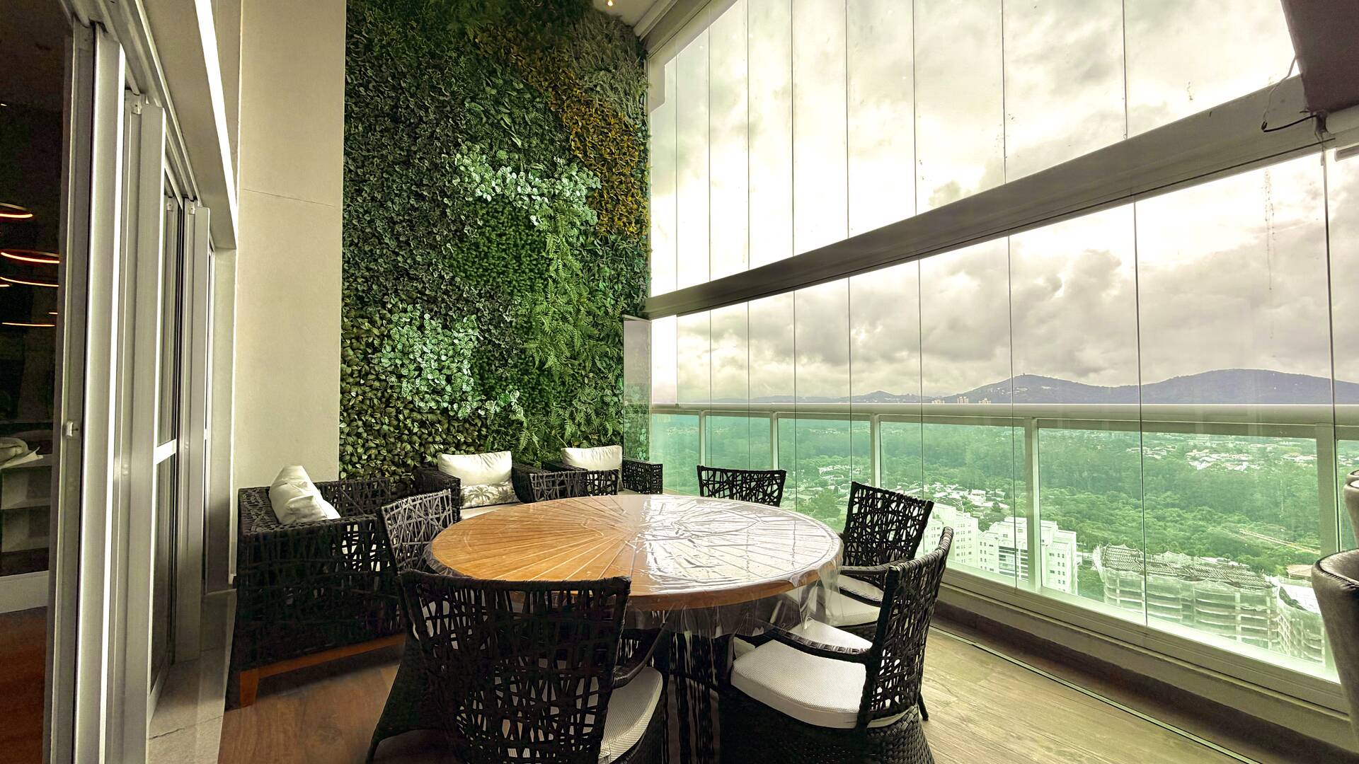 Apartamento mobiliado com 4 suítes e vista permanente para o lago em Alphaville