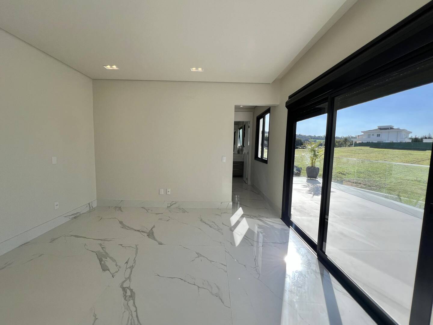 Casa contemporânea à venda na Fazenda Serra Azul com 4 suítes e lazer completo