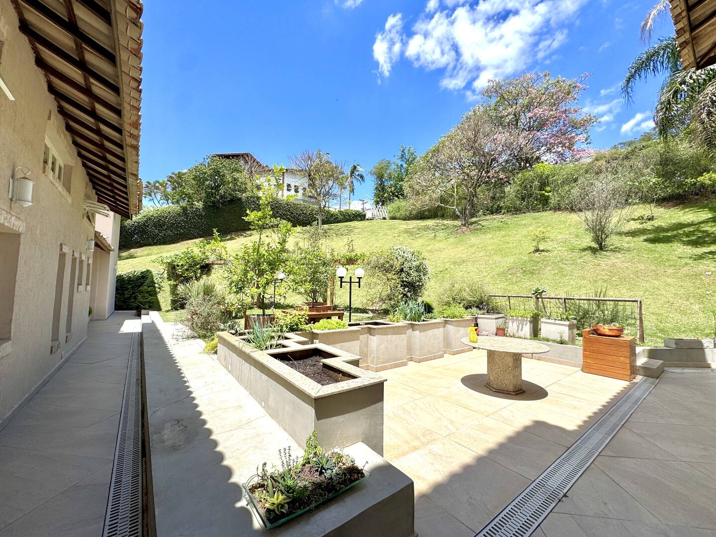 Casa à Venda no Tamboré 1 com 4.000 m², Vista Permanente e Estilo Casa de Campo